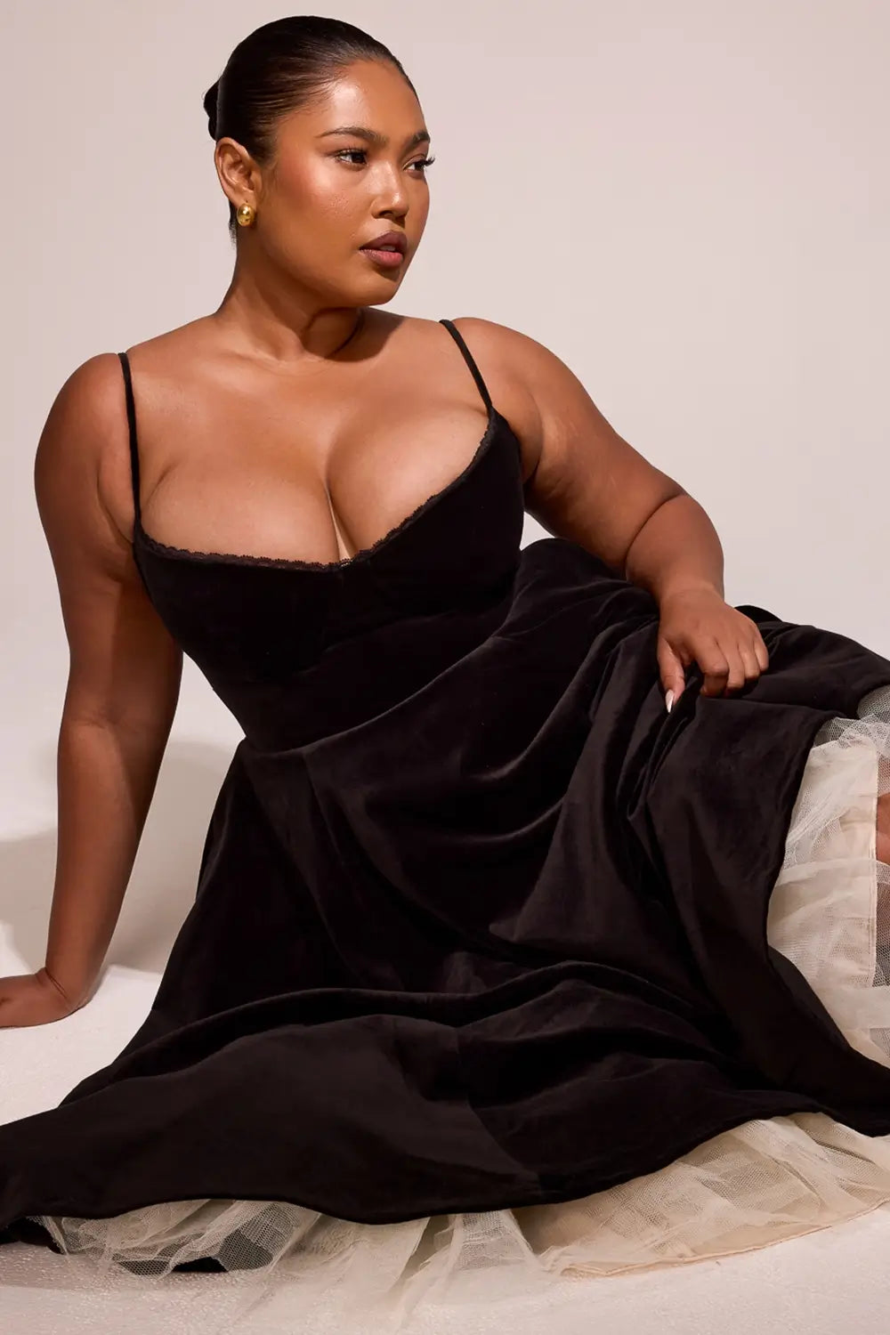 Vestido Midi de Terciopelo Negro – Modelo Cloe