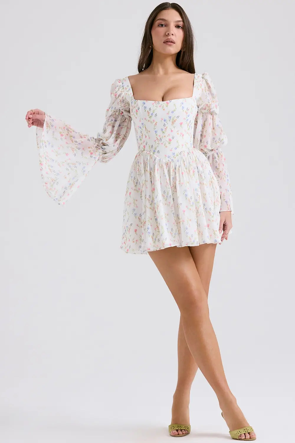 Modelo usando el Vestido Mila – vestido corto con estampado floral y mangas abullonadas traslúcidas