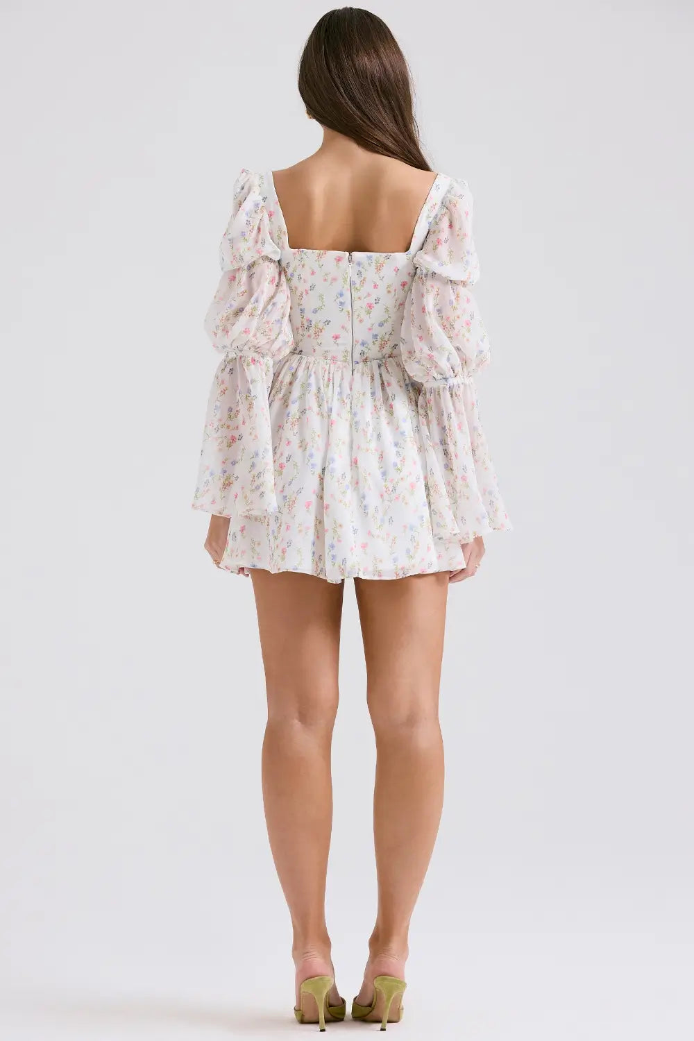Modelo usando el Vestido Mila – vestido corto con estampado floral y mangas abullonadas traslúcidas