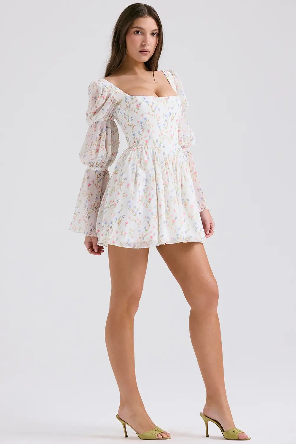Modelo usando el Vestido Mila – vestido corto con estampado floral y mangas abullonadas traslúcidas