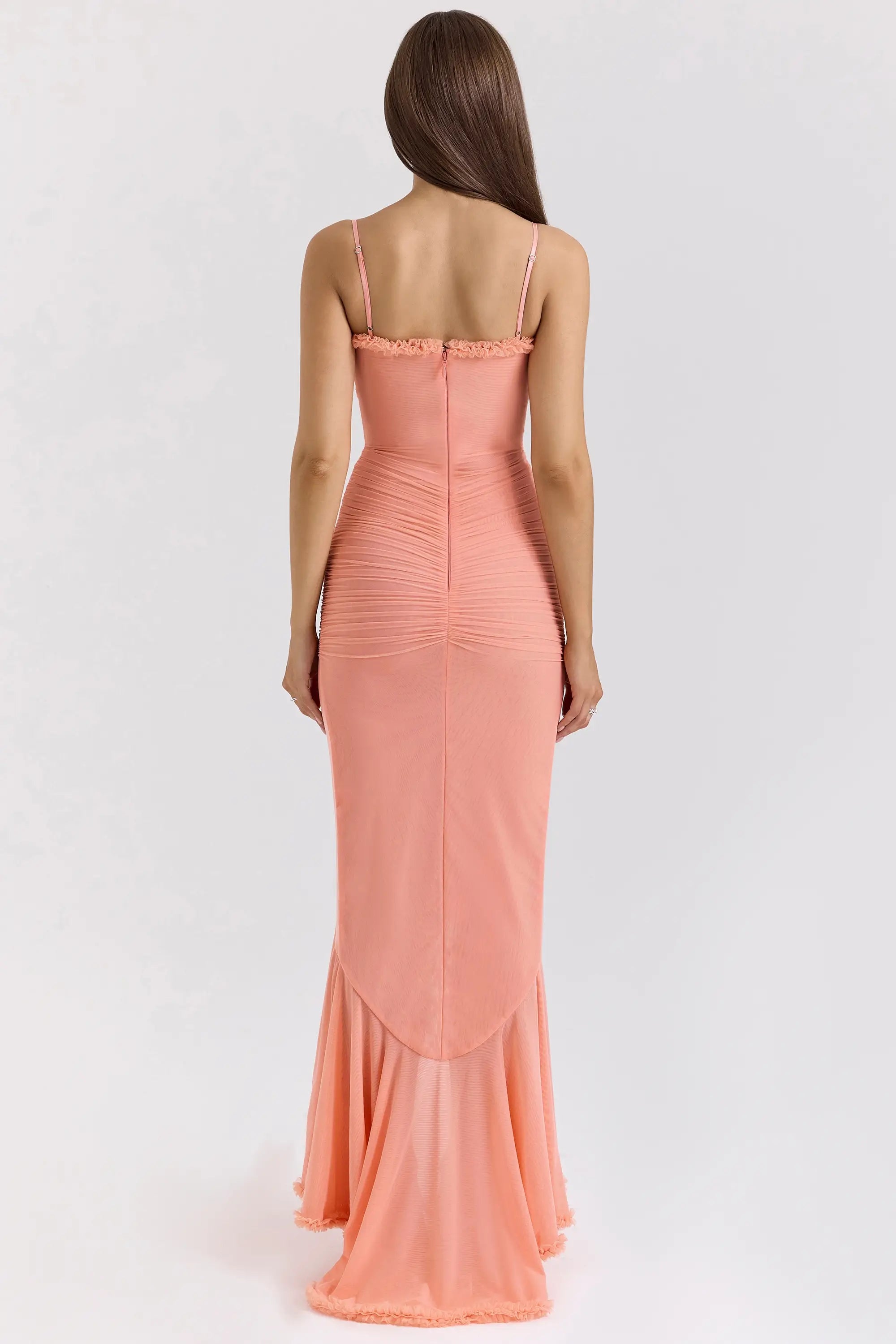 Vestido largo Durazno elegante para boda, graduación o fiesta formal. Diseño con escote en V y cintura alta. Ideal para invitadas modernas. Disponible en Veliara Store, estilo tipo Shein, vestido fiesta, vestido sexy, vestido novia, vestido blanco y moldeadores.