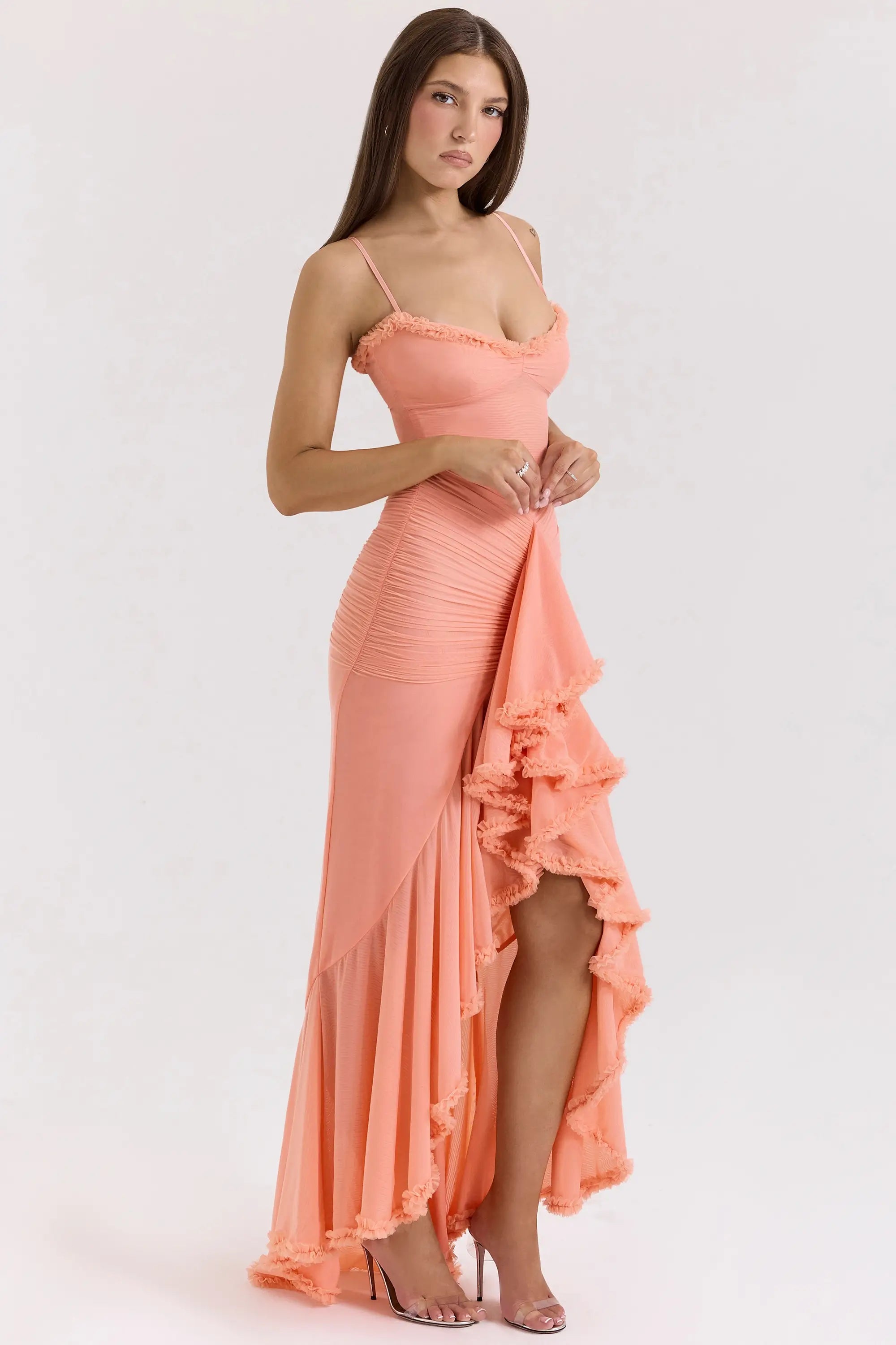 Vestido largo Durazno elegante para boda, graduación o fiesta formal. Diseño con escote en V y cintura alta. Ideal para invitadas modernas. Disponible en Veliara Store, estilo tipo Shein, vestido fiesta, vestido sexy, vestido novia, vestido blanco y moldeadores.