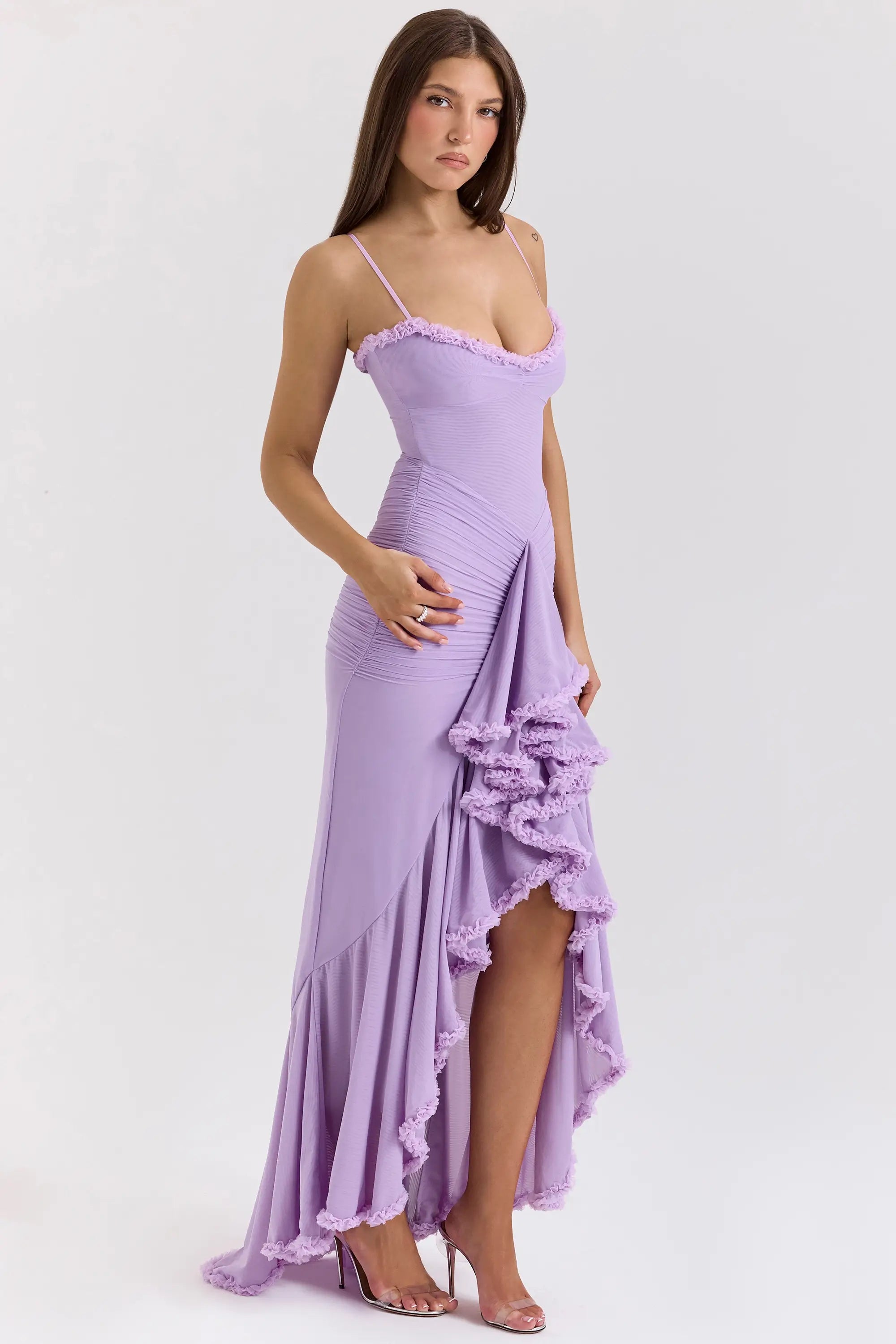 Vestido largo Lila elegante para boda, graduación o fiesta formal. Diseño con escote en V y cintura alta. Ideal para invitadas modernas. Disponible en Veliara Store, estilo tipo Shein, vestido fiesta, vestido sexy, vestido novia, vestido blanco y moldeadores.