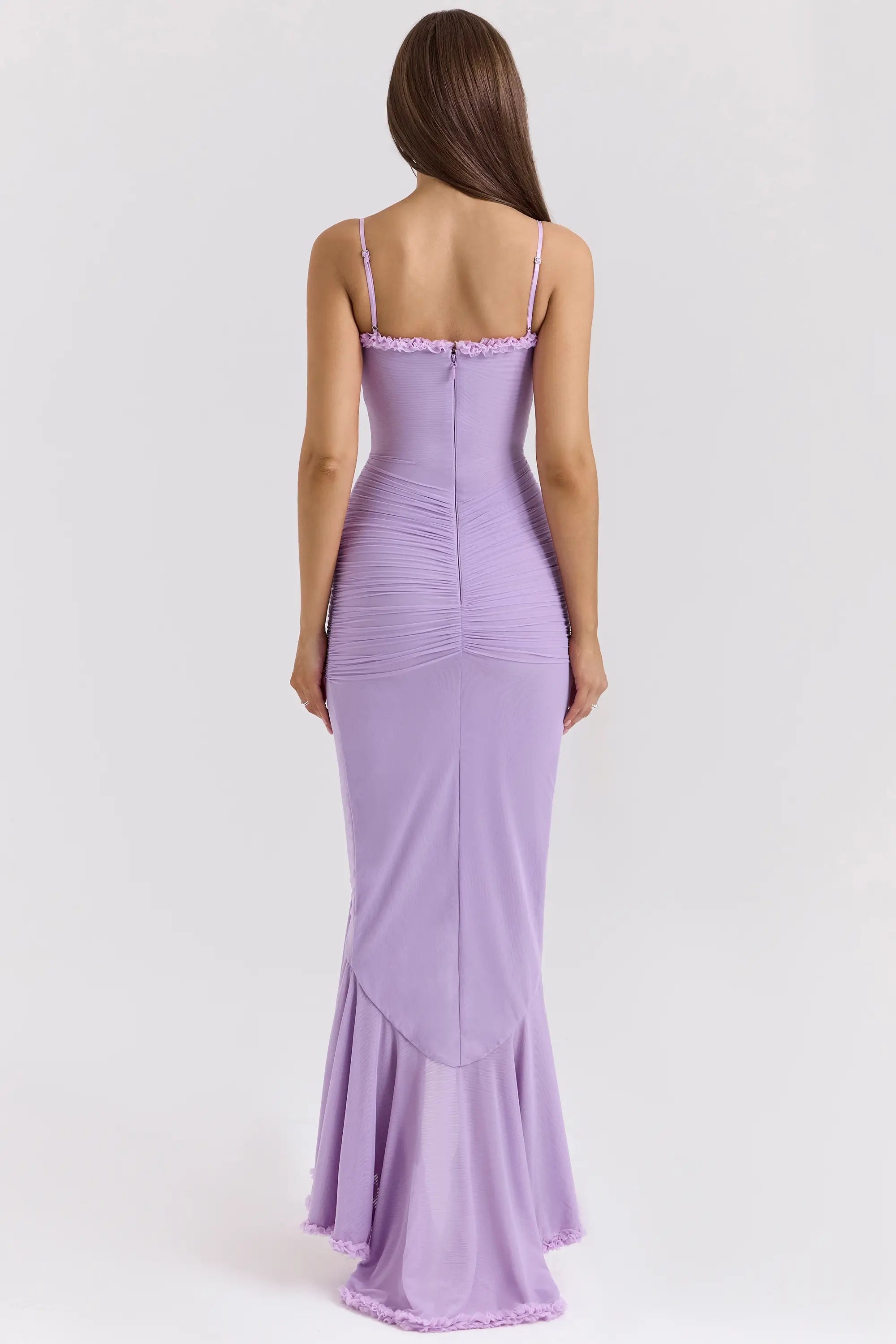 Vestido largo Lila elegante para boda, graduación o fiesta formal. Diseño con escote en V y cintura alta. Ideal para invitadas modernas. Disponible en Veliara Store, estilo tipo Shein, vestido fiesta, vestido sexy, vestido novia, vestido blanco y moldeadores.