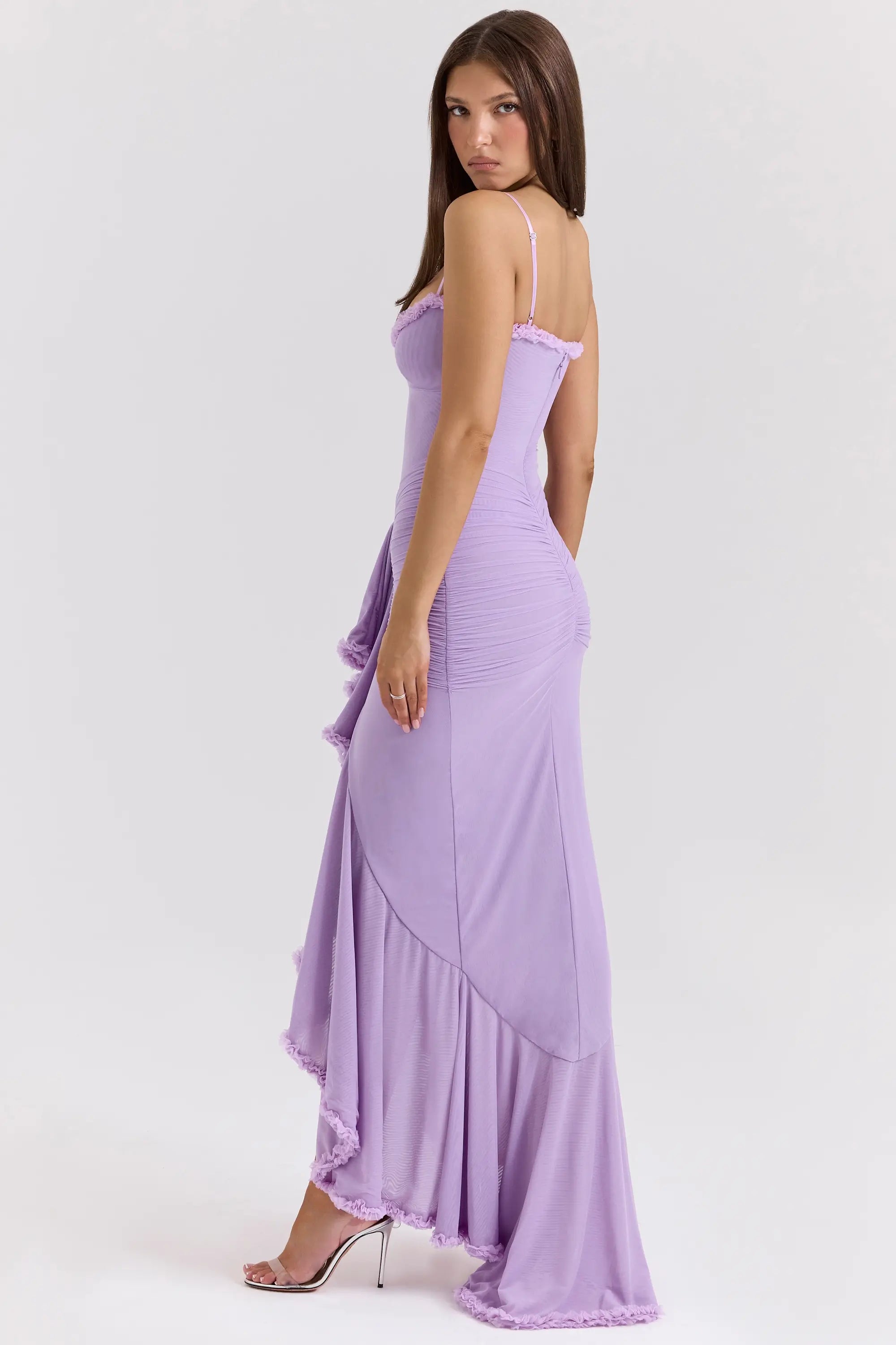 Vestido largo Lila elegante para boda, graduación o fiesta formal. Diseño con escote en V y cintura alta. Ideal para invitadas modernas. Disponible en Veliara Store, estilo tipo Shein, vestido fiesta, vestido sexy, vestido novia, vestido blanco y moldeadores.