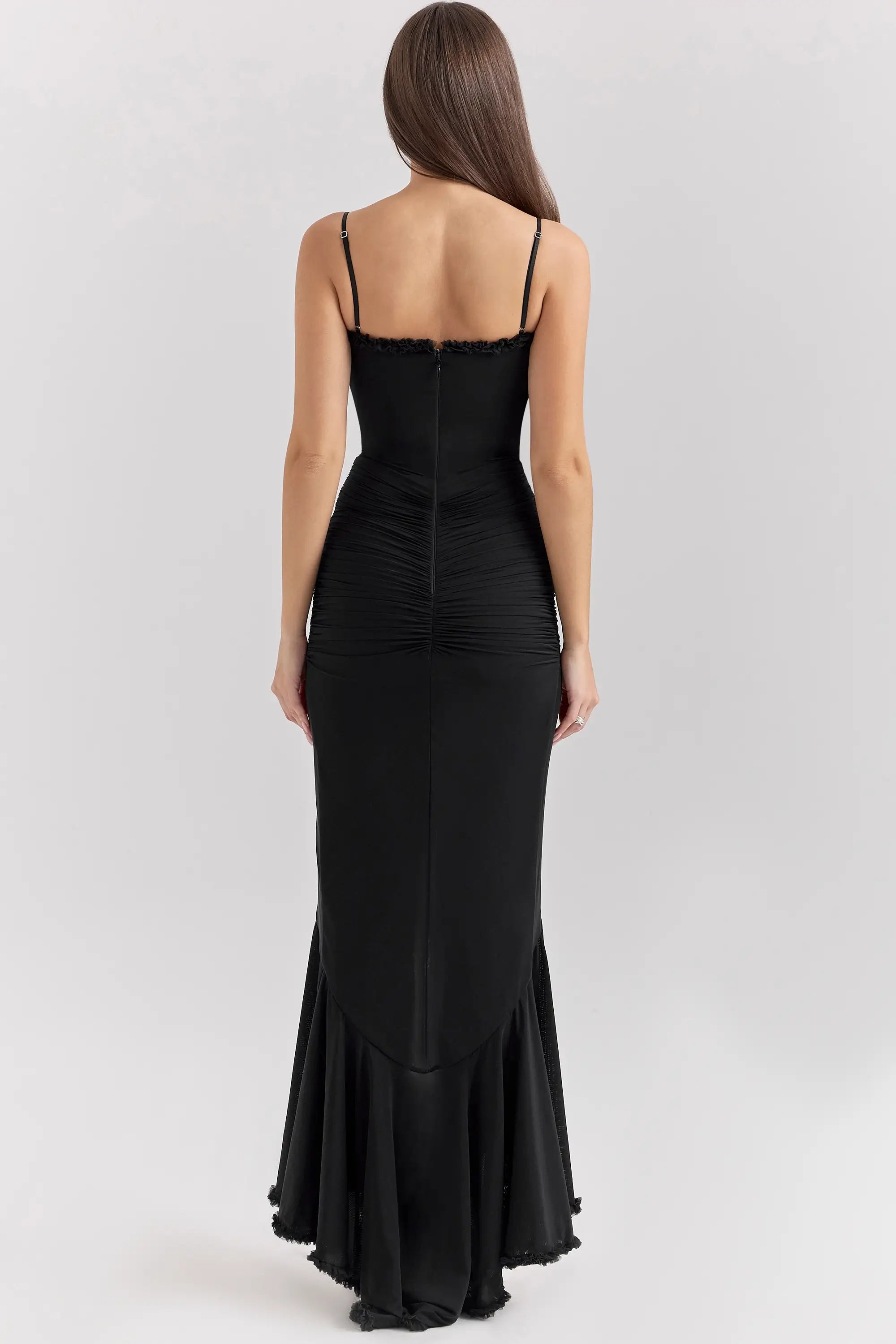 Vestido largo Negro elegante para boda, graduación o fiesta formal. Diseño con escote en V y cintura alta. Ideal para invitadas modernas. Disponible en Veliara Store, estilo tipo Shein, vestido fiesta, vestido sexy, vestido novia, vestido blanco y moldeadores.