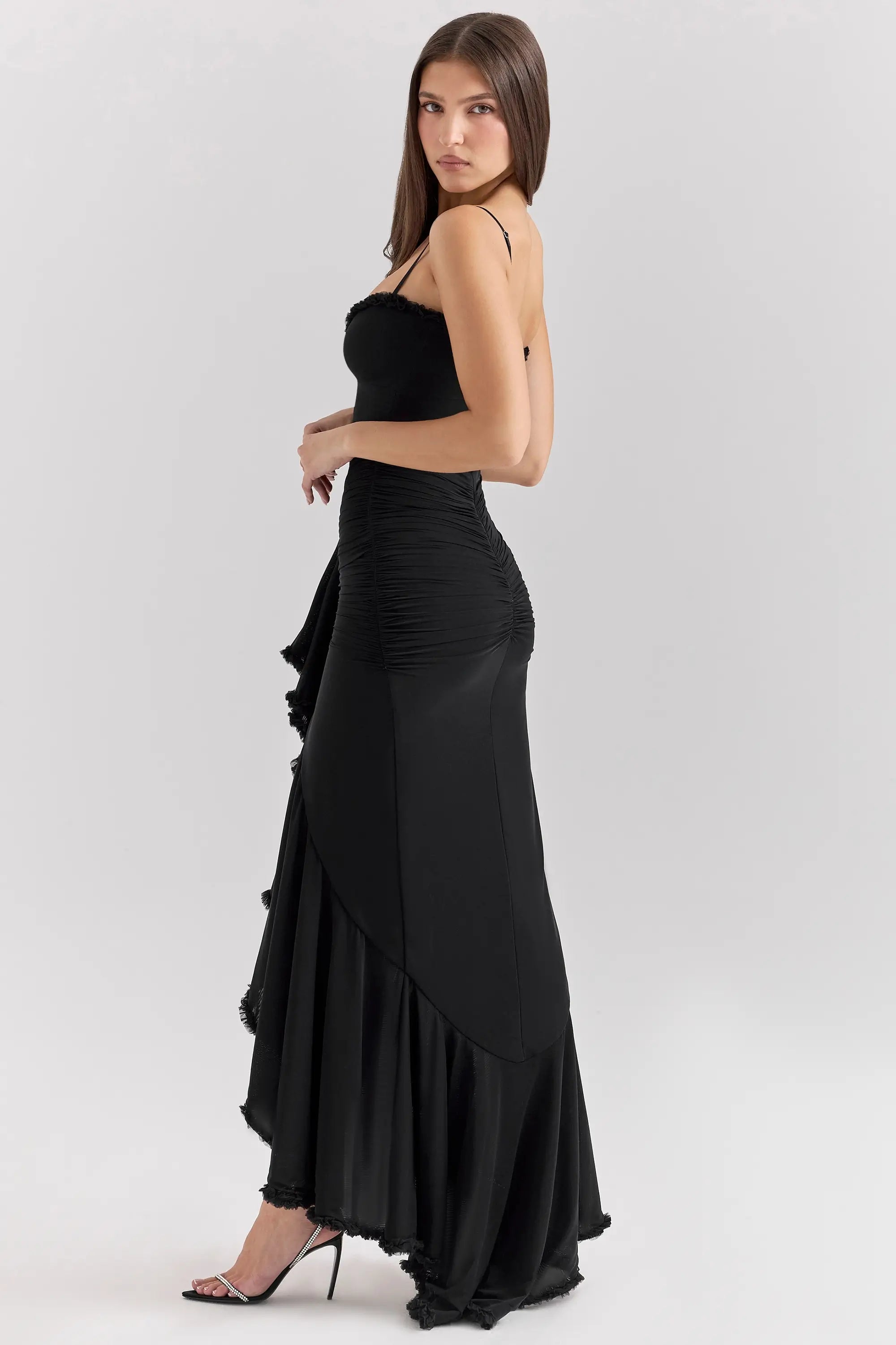 Vestido largo Negro elegante para boda, graduación o fiesta formal. Diseño con escote en V y cintura alta. Ideal para invitadas modernas. Disponible en Veliara Store, estilo tipo Shein, vestido fiesta, vestido sexy, vestido novia, vestido blanco y moldeadores.