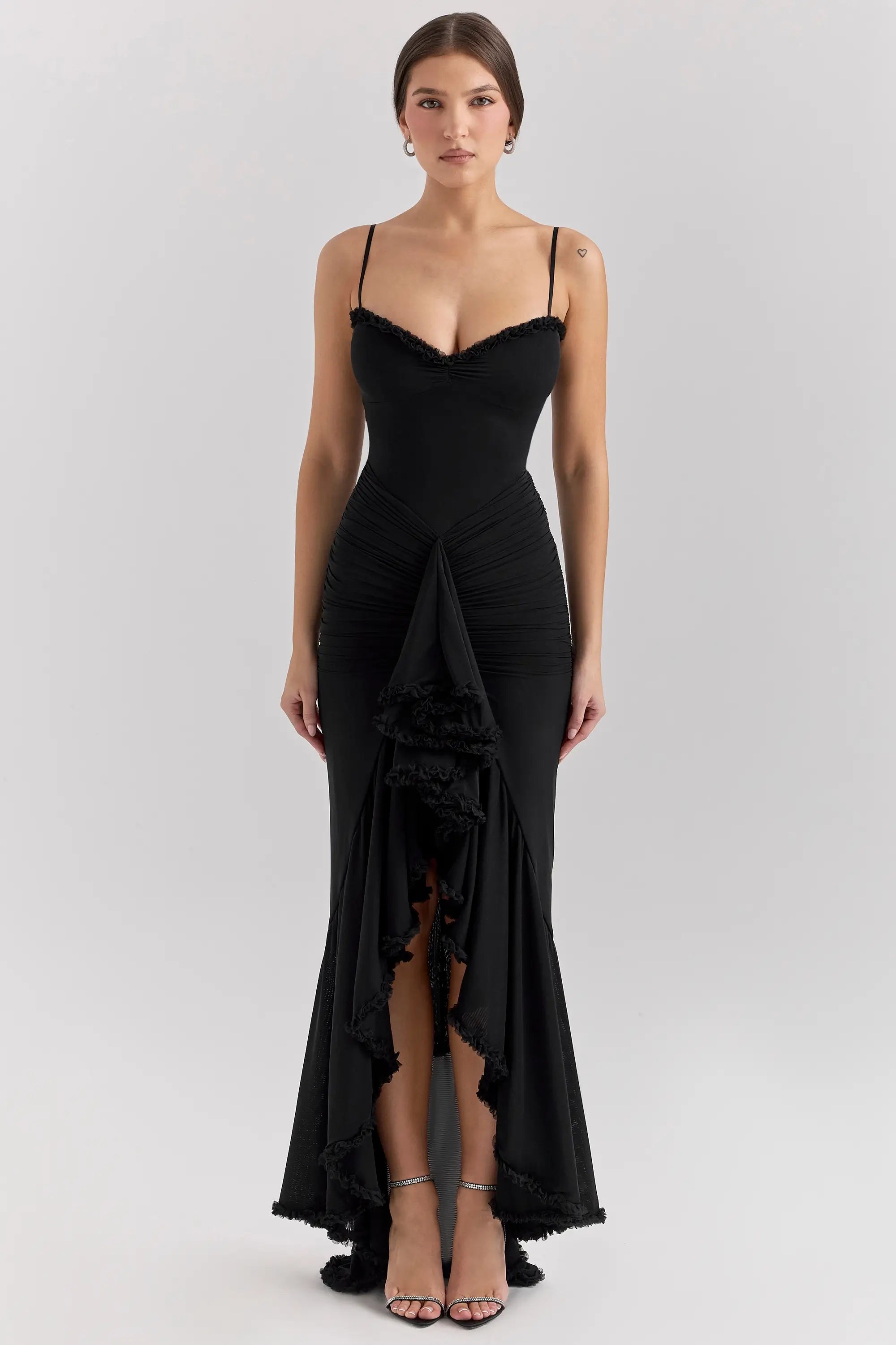 Vestido largo Negro elegante para boda, graduación o fiesta formal. Diseño con escote en V y cintura alta. Ideal para invitadas modernas. Disponible en Veliara Store, estilo tipo Shein, vestido fiesta, vestido sexy, vestido novia, vestido blanco y moldeadores.