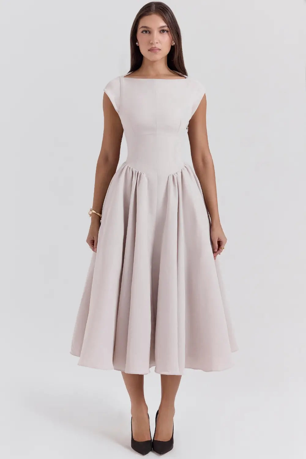 Vestido midi elegante
Vestido de fiesta midi
Vestido con abertura lateral
Vestido color beige
Vestido con tirantes finos
Moda femenina elegante
Vestido para eventos formales
Vestido de cóctel midi
Veliara
Veliaramx