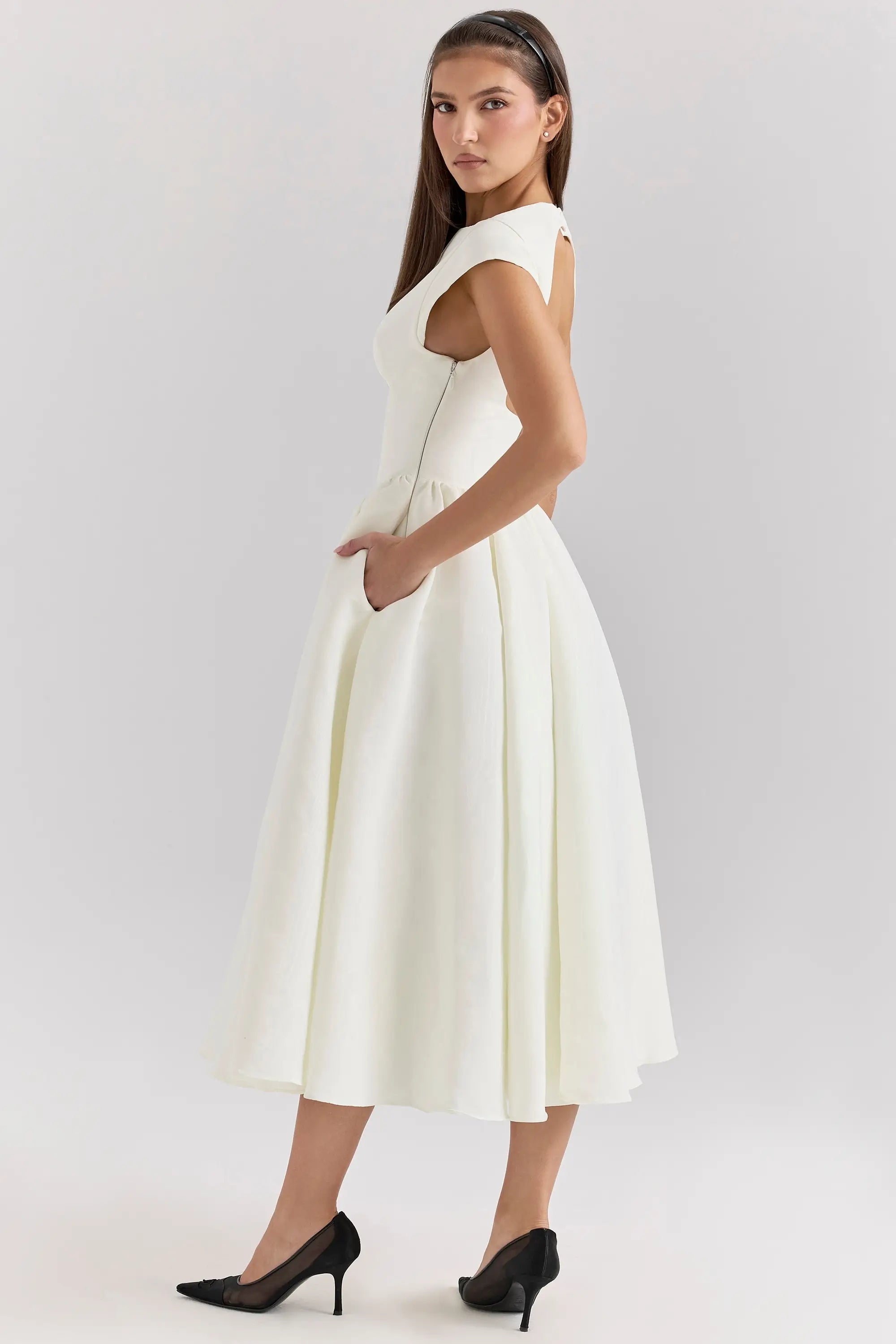 Vestido midi elegante
Vestido de fiesta midi
Vestido con abertura lateral
Vestido color blanco
Vestido con tirantes finos
Moda femenina elegante
Vestido para eventos formales
Vestido de cóctel midi
Veliara
Veliaramx