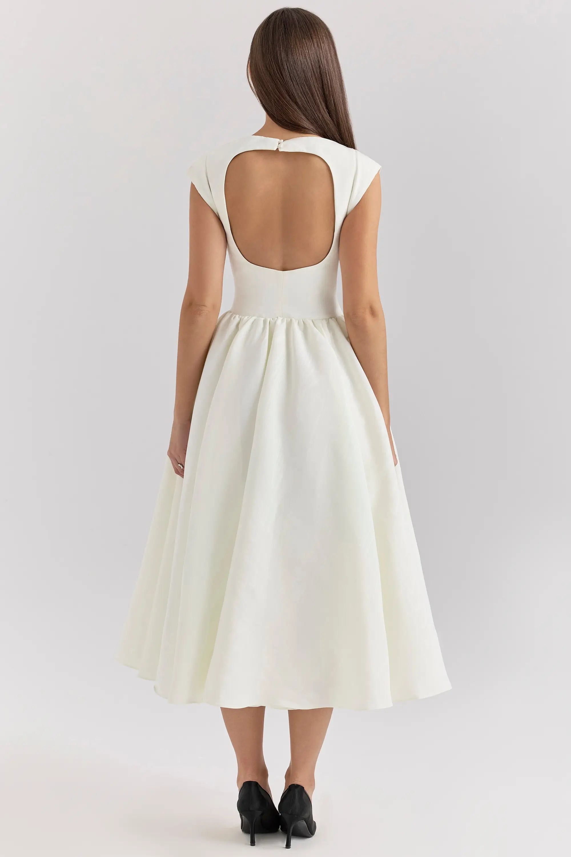 Vestido midi elegante
Vestido de fiesta midi
Vestido con abertura lateral
Vestido color blanco
Vestido con tirantes finos
Moda femenina elegante
Vestido para eventos formales
Vestido de cóctel midi
Veliara
Veliaramx