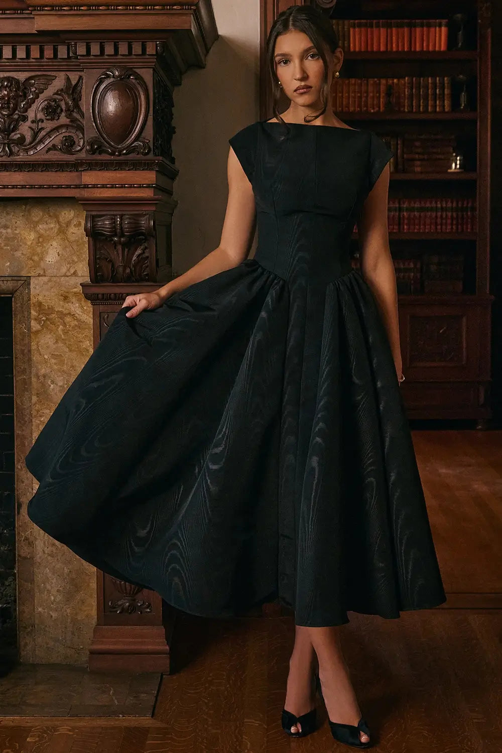 Vestido midi elegante
Vestido de fiesta midi
Vestido con abertura lateral
Vestido color negro
Vestido con tirantes finos
Moda femenina elegante
Vestido para eventos formales
Vestido de cóctel midi
Veliara
Veliaramx