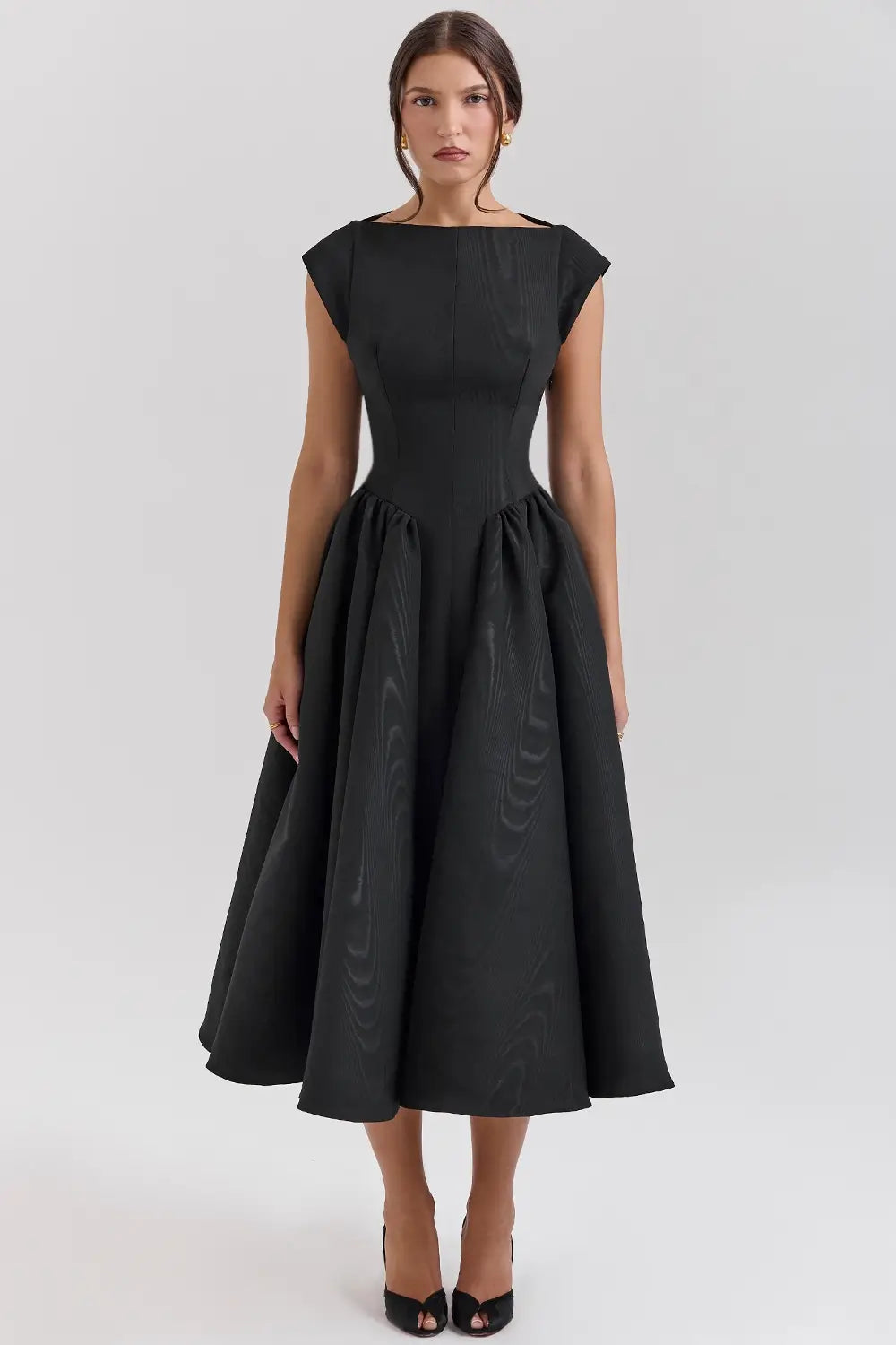 Vestido midi elegante
Vestido de fiesta midi
Vestido con abertura lateral
Vestido color negro
Vestido con tirantes finos
Moda femenina elegante
Vestido para eventos formales
Vestido de cóctel midi
Veliara
Veliaramx