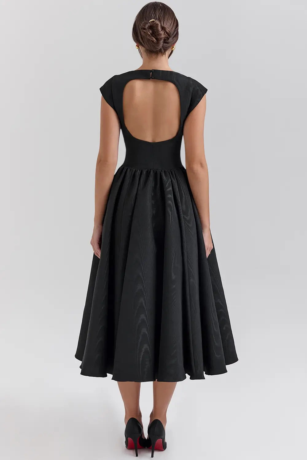 Vestido midi elegante
Vestido de fiesta midi
Vestido con abertura lateral
Vestido color negro
Vestido con tirantes finos
Moda femenina elegante
Vestido para eventos formales
Vestido de cóctel midi
Veliara
Veliaramx