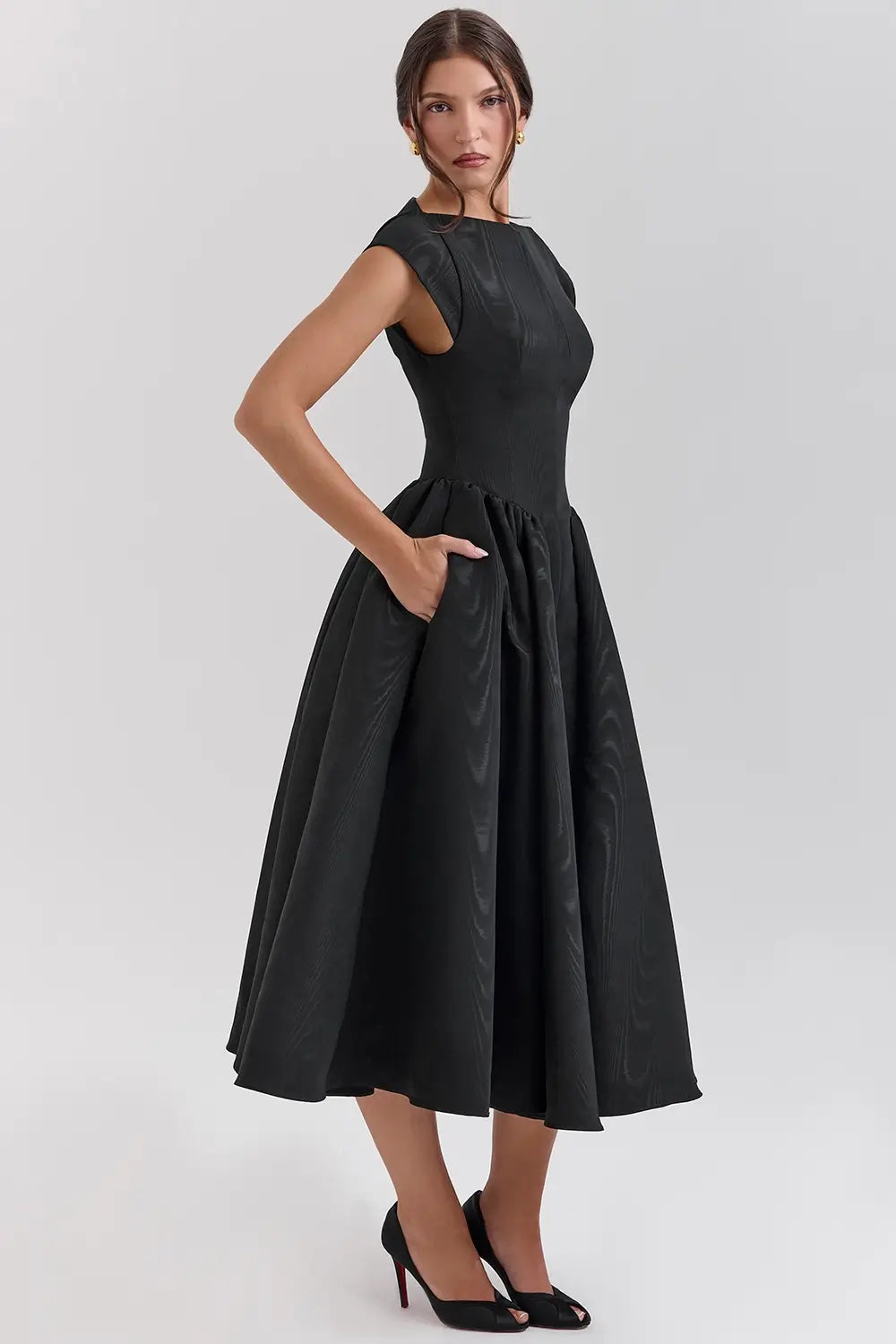 Vestido midi elegante
Vestido de fiesta midi
Vestido con abertura lateral
Vestido color negro
Vestido con tirantes finos
Moda femenina elegante
Vestido para eventos formales
Vestido de cóctel midi
Veliara
Veliaramx