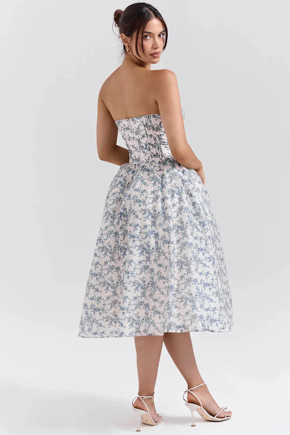 Modelo usando el Vestido Midi Floral Estefhanie