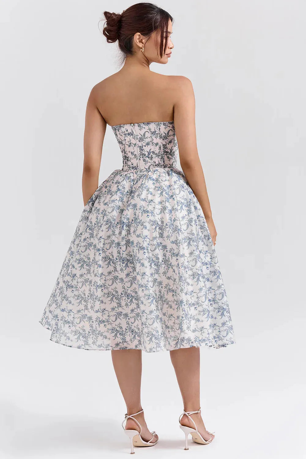 Modelo usando el Vestido Midi Floral Estefhanie