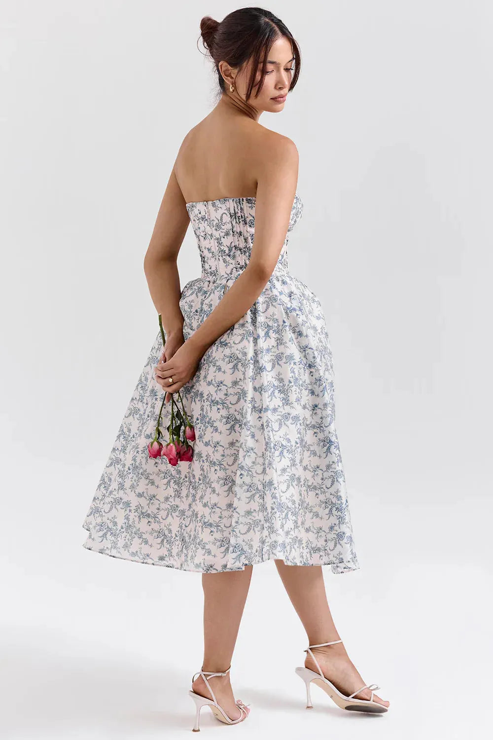 Modelo usando el Vestido Midi Floral Estefhanie