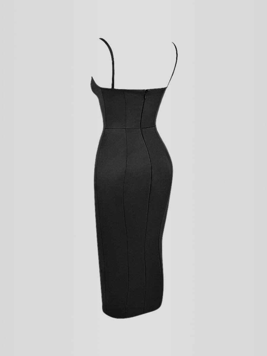 Modelo usando el vestido midi Lindsey de satén negro con tirantes finos, escote cuadrado y caída fluida. Diseño elegante y minimalista ideal para bodas o eventos especiales. Tejido con brillo sutil y ajuste que estiliza la silueta.