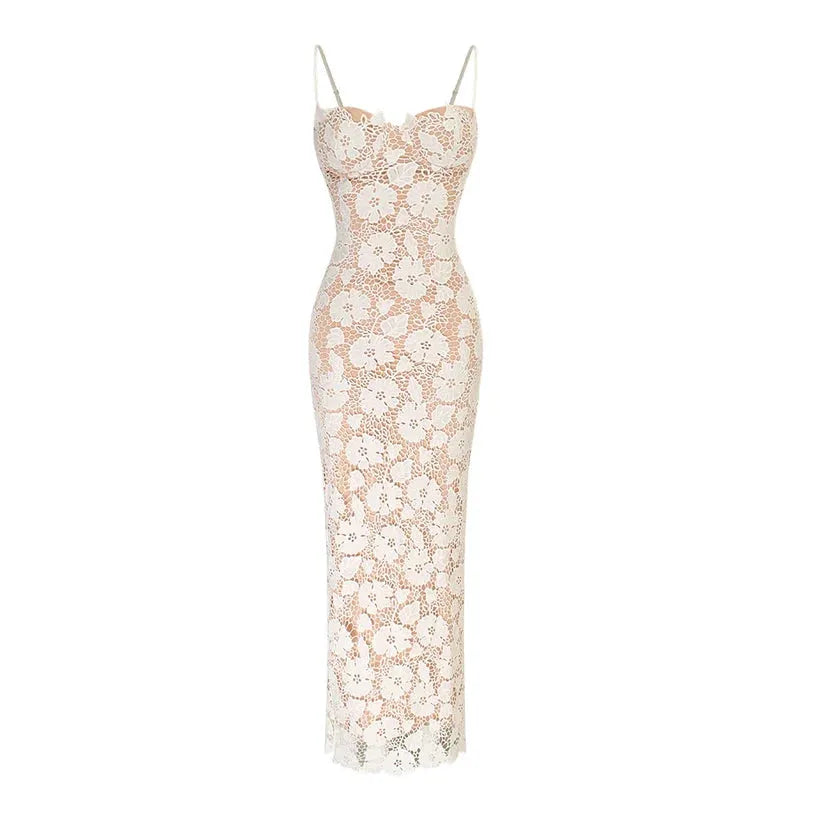 Modelo usando vestido de encaje blanco ajustado con escote corazón – Sophia