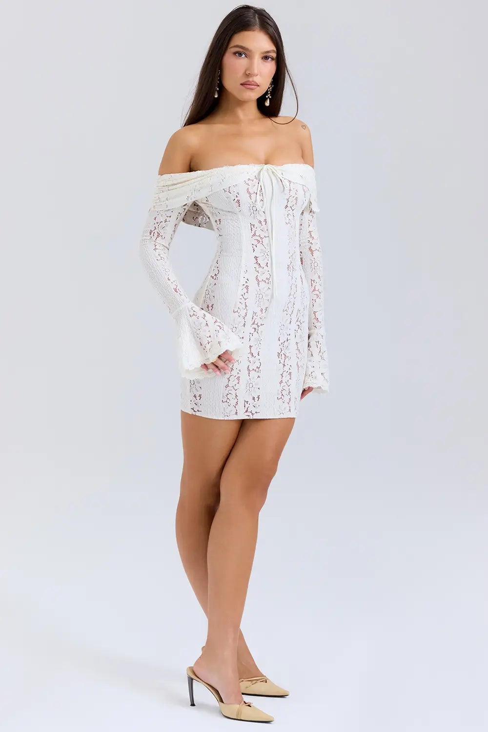 estido mini, vestido encaje, vestido off shoulder, vestido con hombros descubiertos, vestido corto elegante, vestido de noche, vestido para cena romántica, vestido para fiesta privada, vestido para boda, vestido con mangas largas, vestido romántico, vestido con textura floral, vestido vintage moderno, vestido con forro, vestido femenino sofisticado, vestido invitada de boda, vestido edición limitada, vestido Veliara, vestido elegante mujer joven