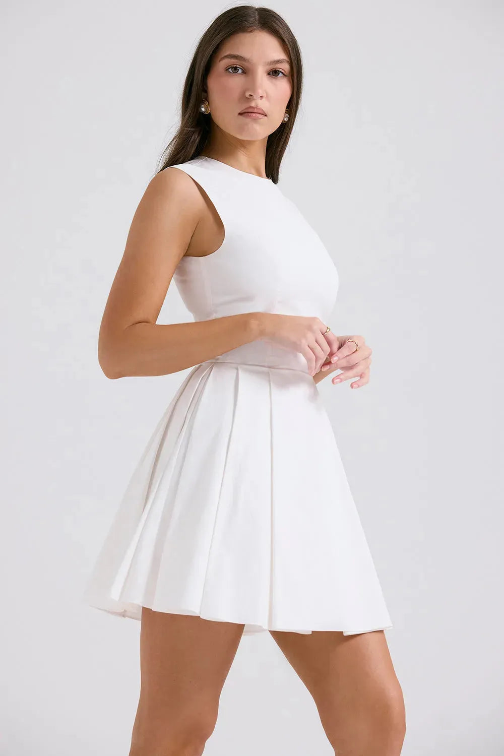 Modelo usando vestido blanco corto Claretta en algodón, ideal para boda civil