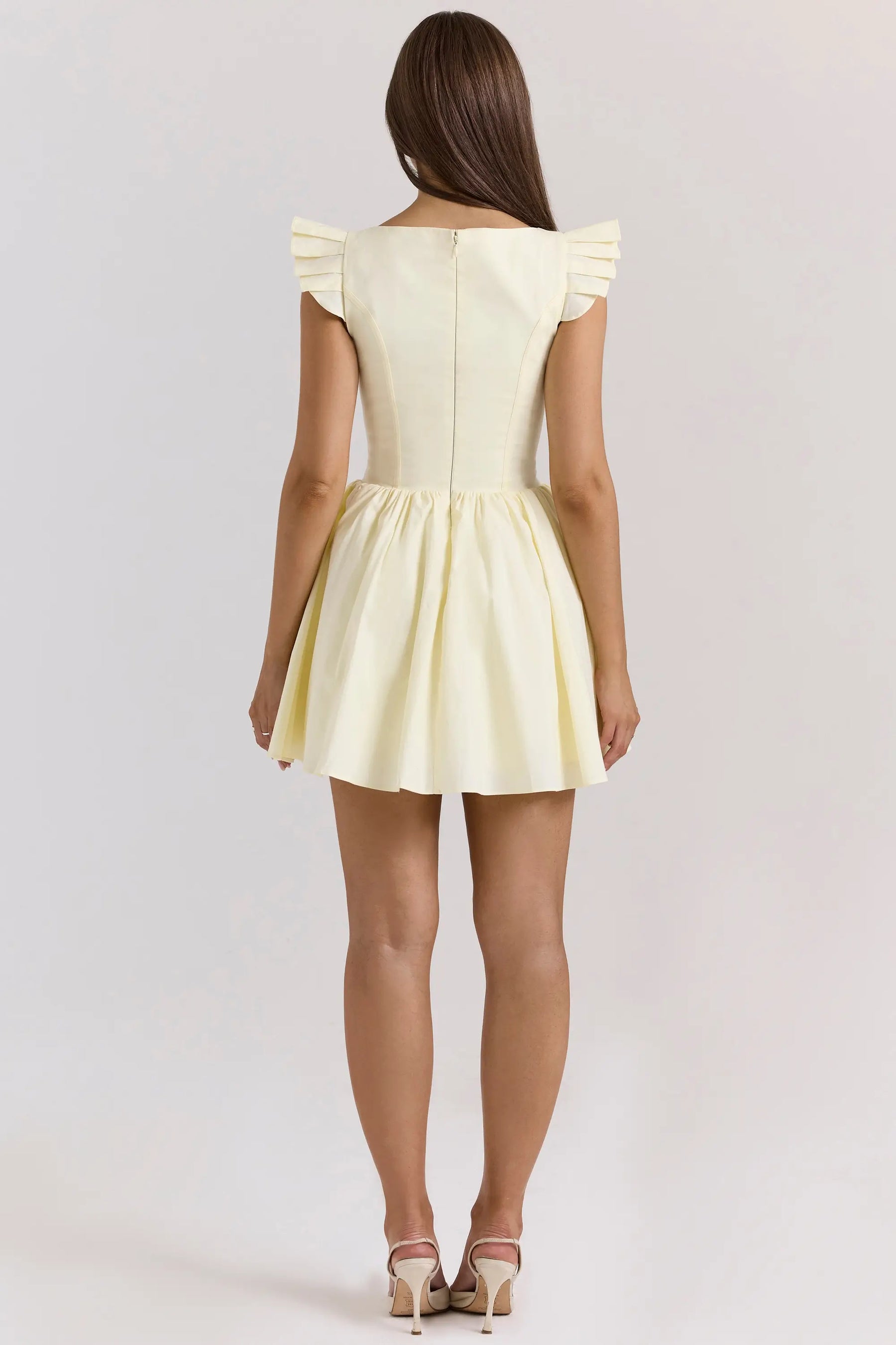 Modelo usando el Vestido Siena Amarillo – vestido corto elegante con alças plizadas y bordado