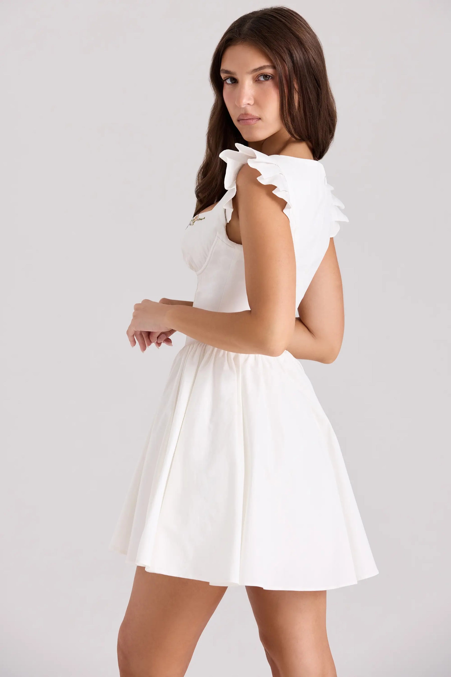 Blanco: Modelo usando el Vestido Siena Blanco – busto bordado, corset estructurado y falda línea A