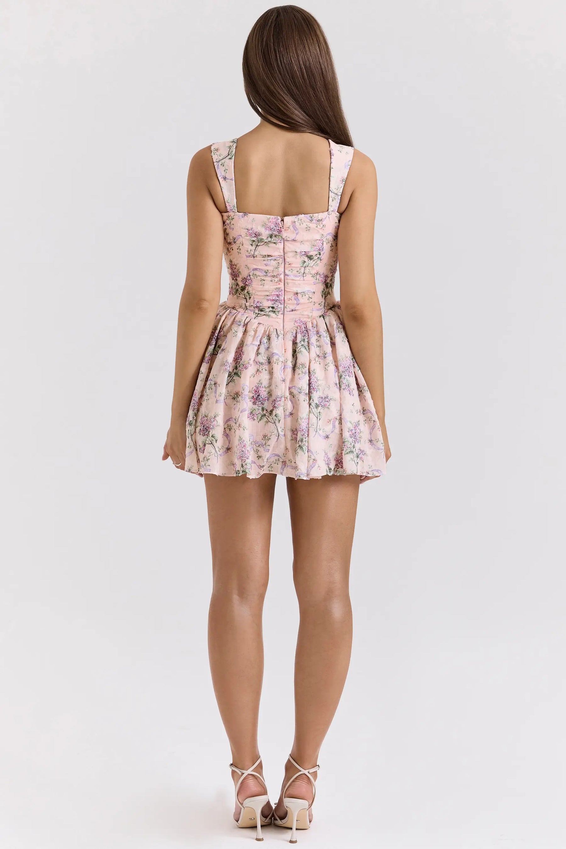Modelo usando el Vestido Colette Rosa Vintage – corset interno, escote fruncido y falda corta floral