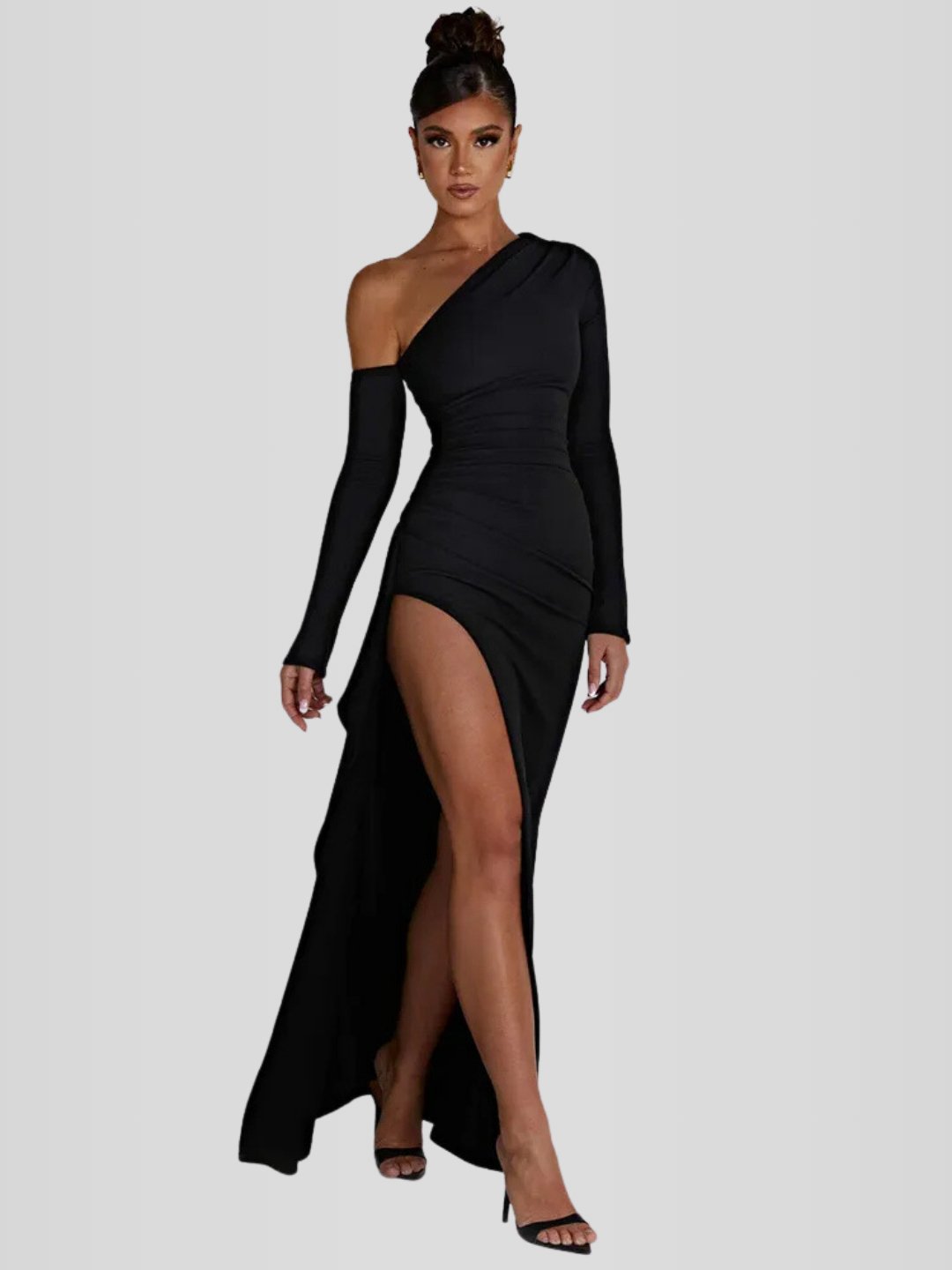 Modelo usando vestido largo negro de noche con manga larga, escote recto y corte ajustado tipo sirena. Elegancia atemporal para eventos especiales.