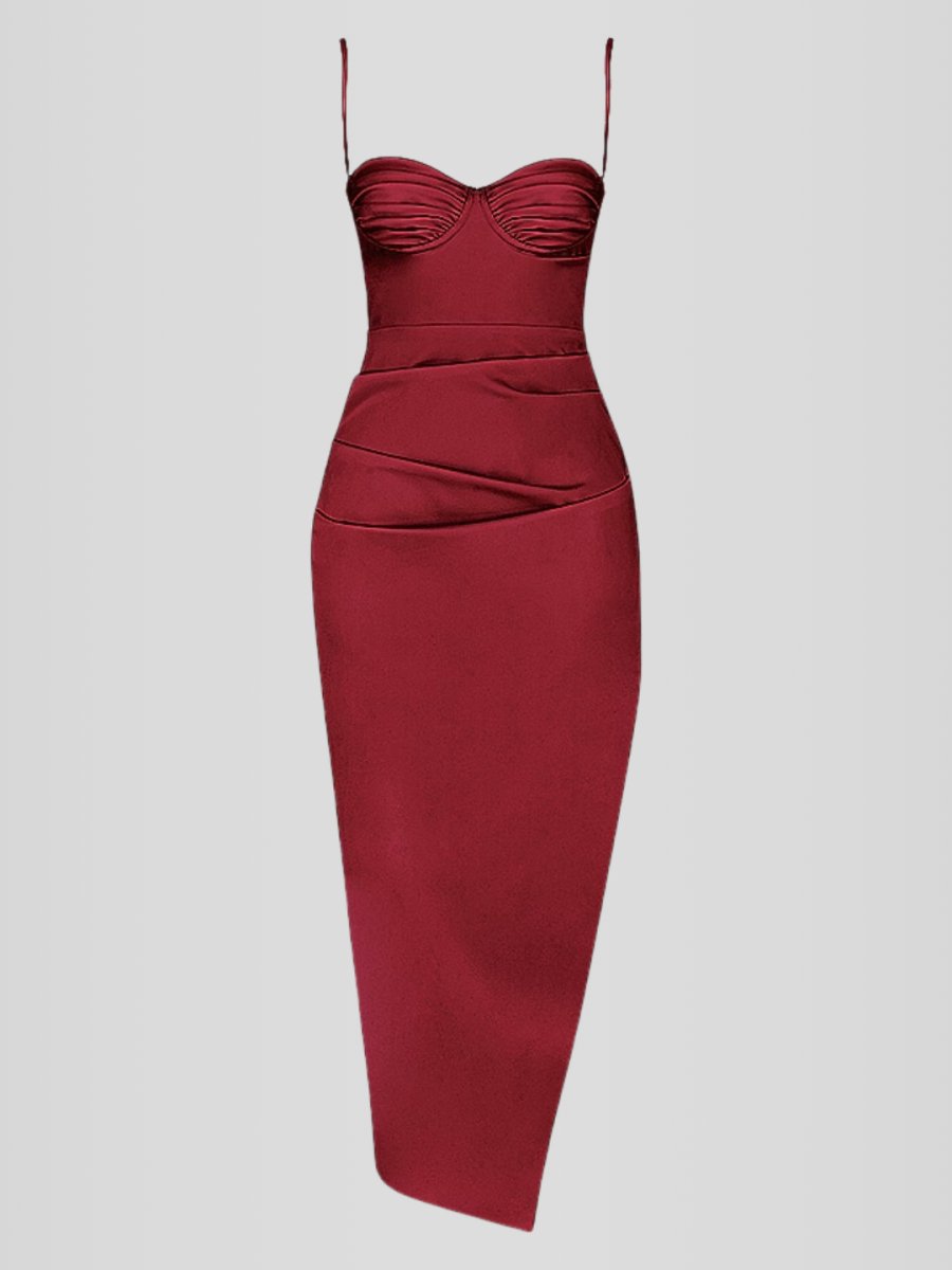 Modelo usando vestido largo color vino de satén con brillo sutil, corset con varillas y falda con abertura. Corte elegante que moldea la silueta.