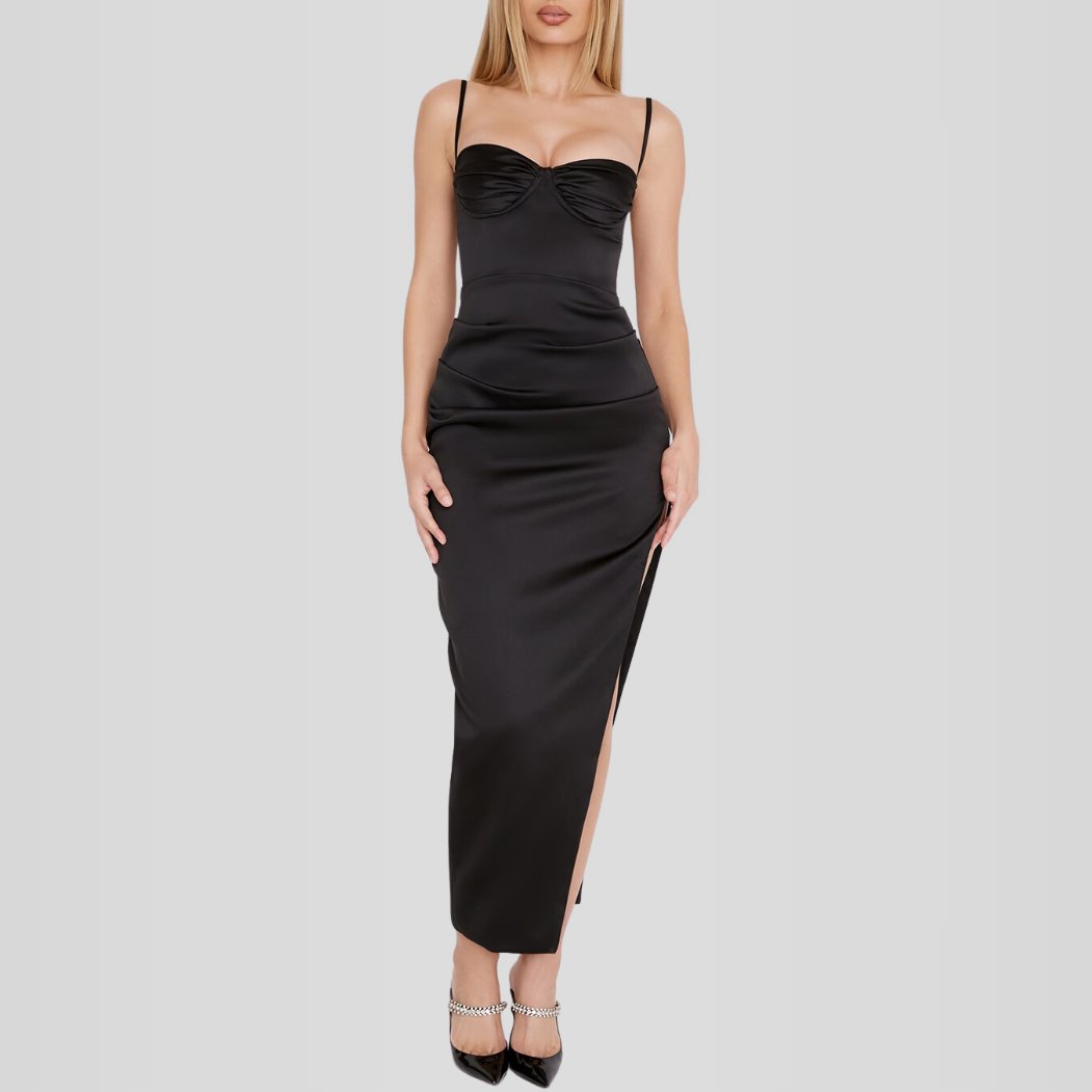 Modelo usando vestido largo negro de satén duquesa con corset interno, escote estructurado y abertura lateral. Diseño elegante, entallado y sofisticado.