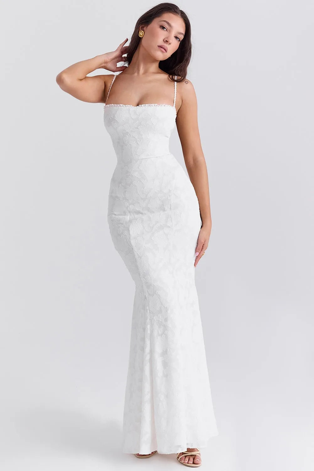 Mujer usando vestido de novia blanco sencillo y elegante, ideal para boda civil o ceremonia íntima.