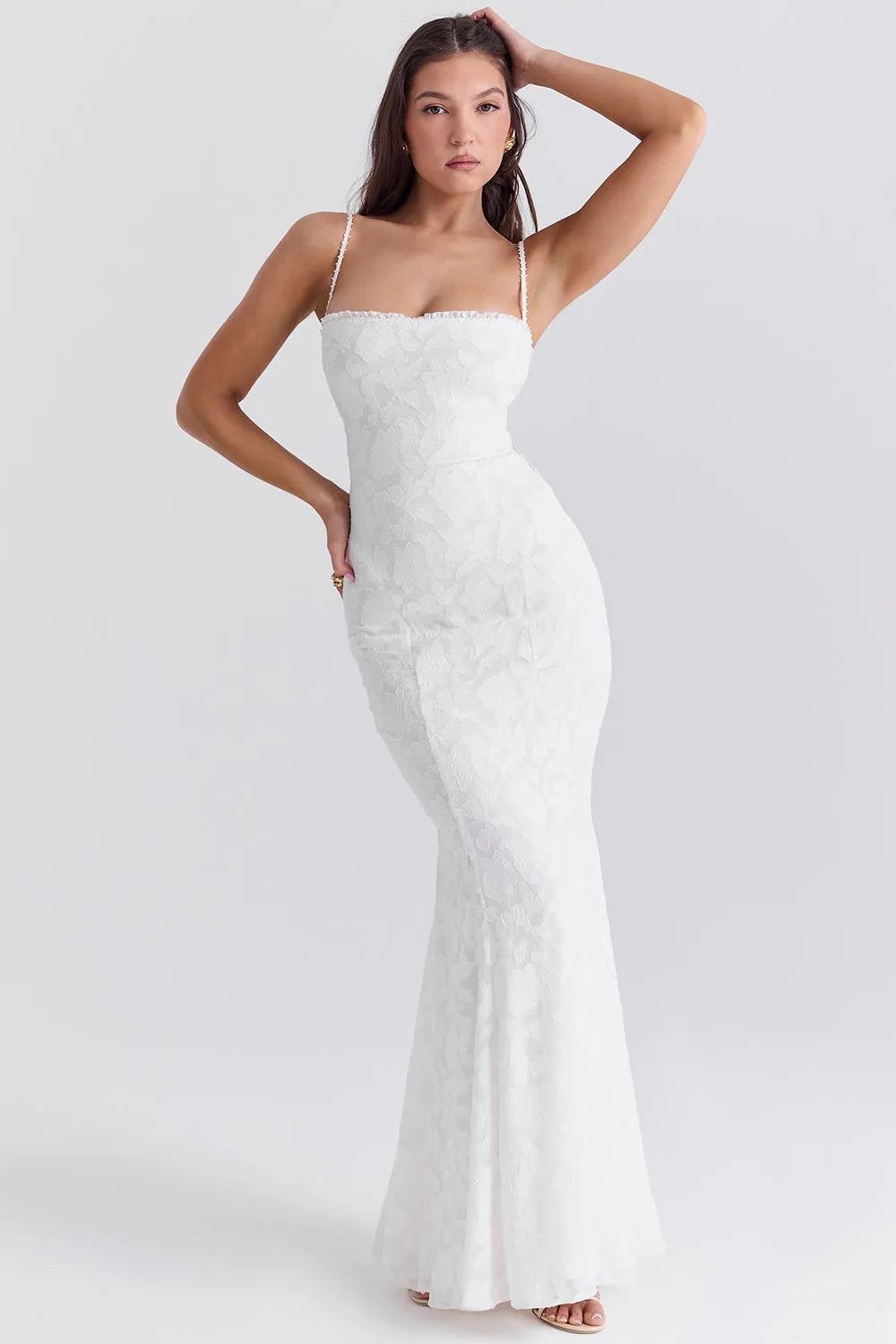Mujer usando vestido de novia blanco sencillo y elegante, ideal para boda civil o ceremonia íntima.