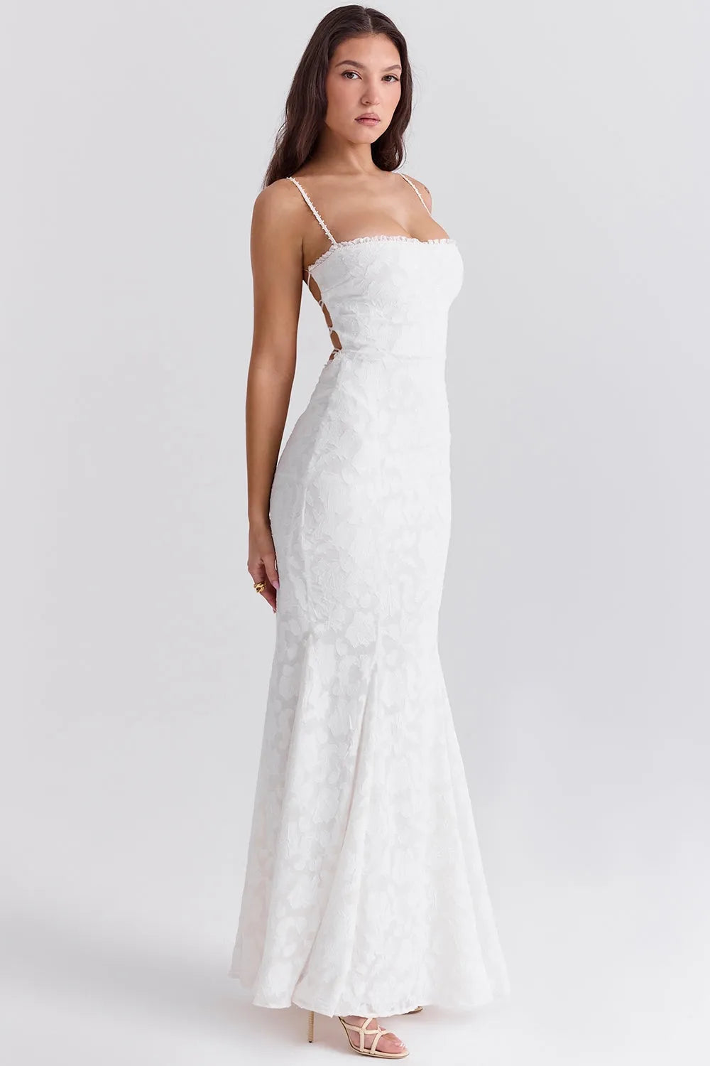 Mujer usando vestido de novia blanco sencillo y elegante, ideal para boda civil o ceremonia íntima.