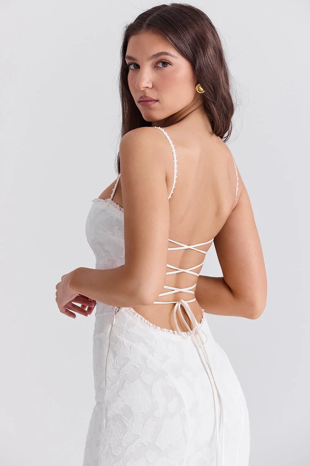 Mujer usando vestido de novia blanco sencillo y elegante, ideal para boda civil o ceremonia íntima.