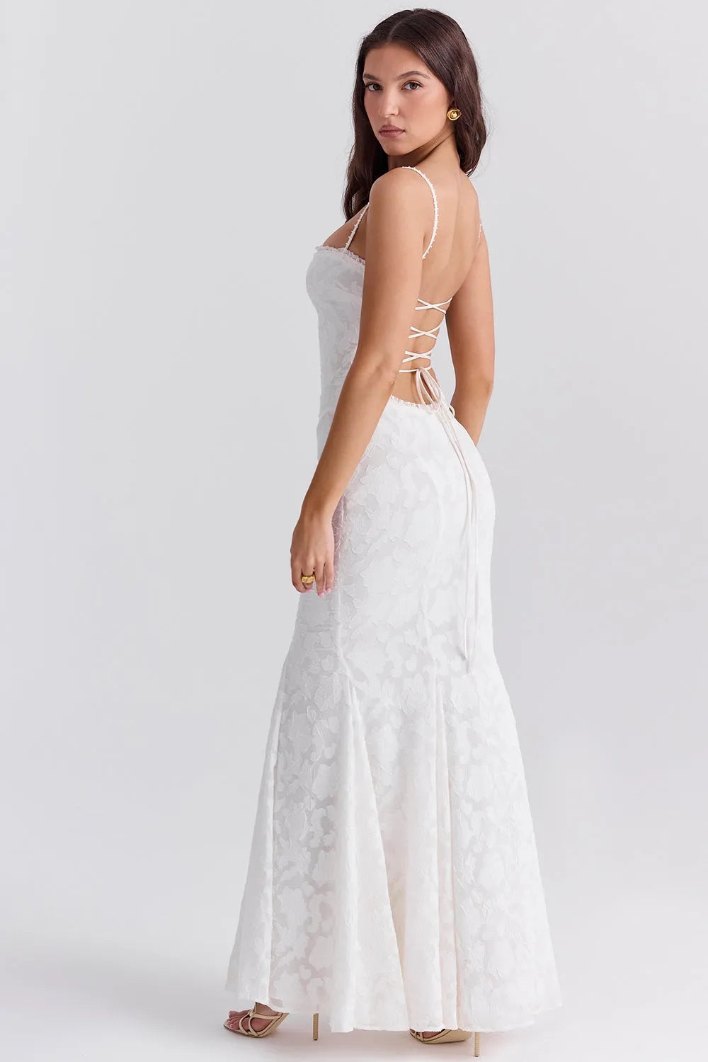 Mujer usando vestido de novia blanco sencillo y elegante, ideal para boda civil o ceremonia íntima.