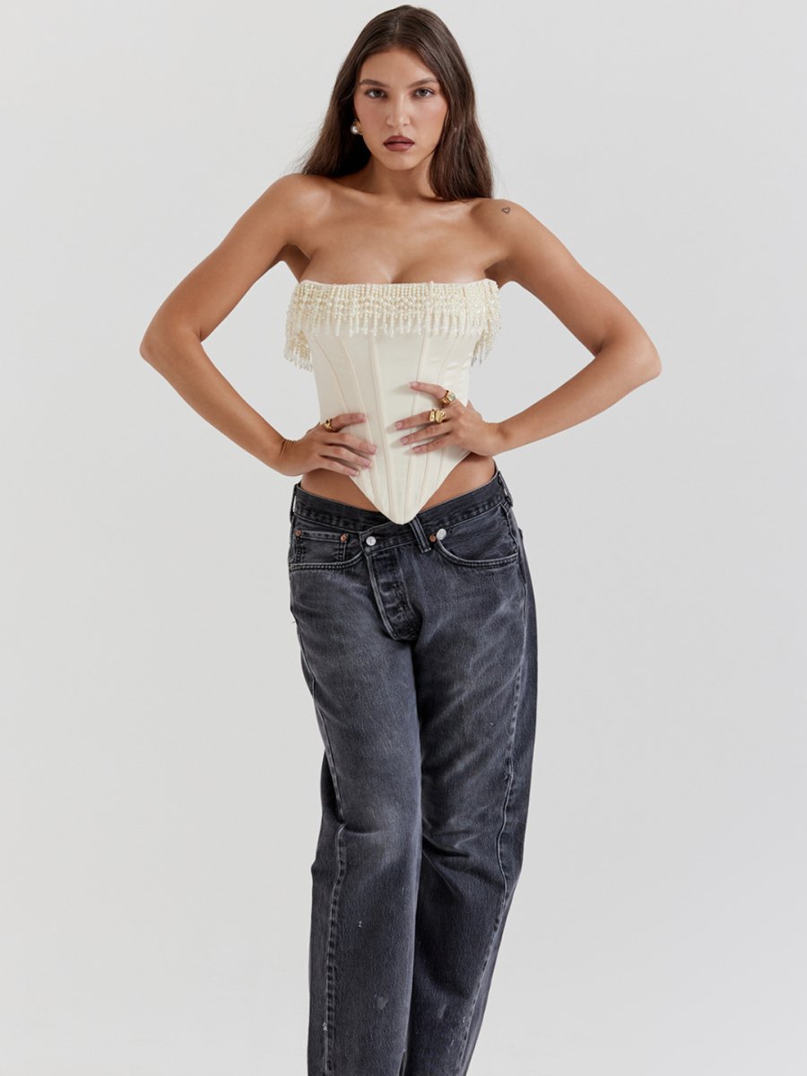 Modelo usando corset blanco elegante con perlas Veliara