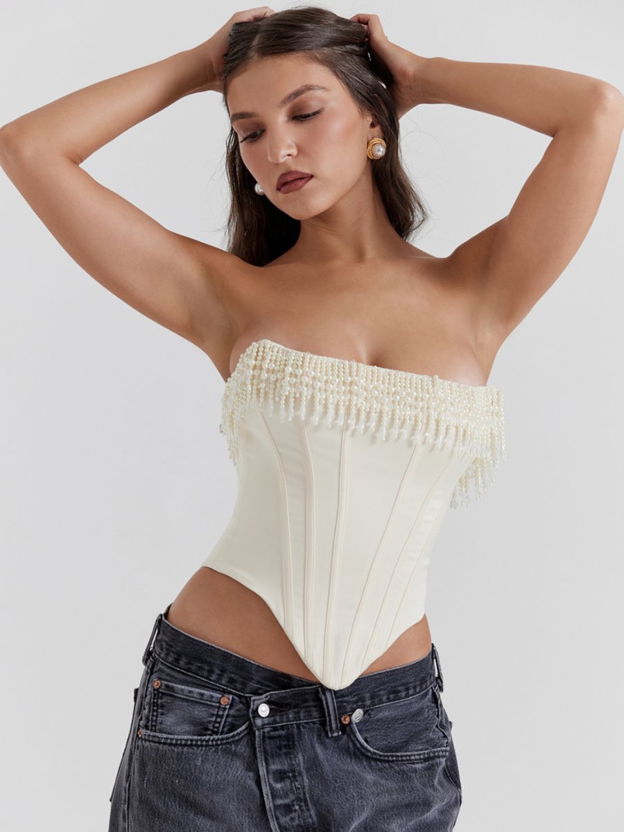 Modelo usando corset blanco elegante con perlas Veliara