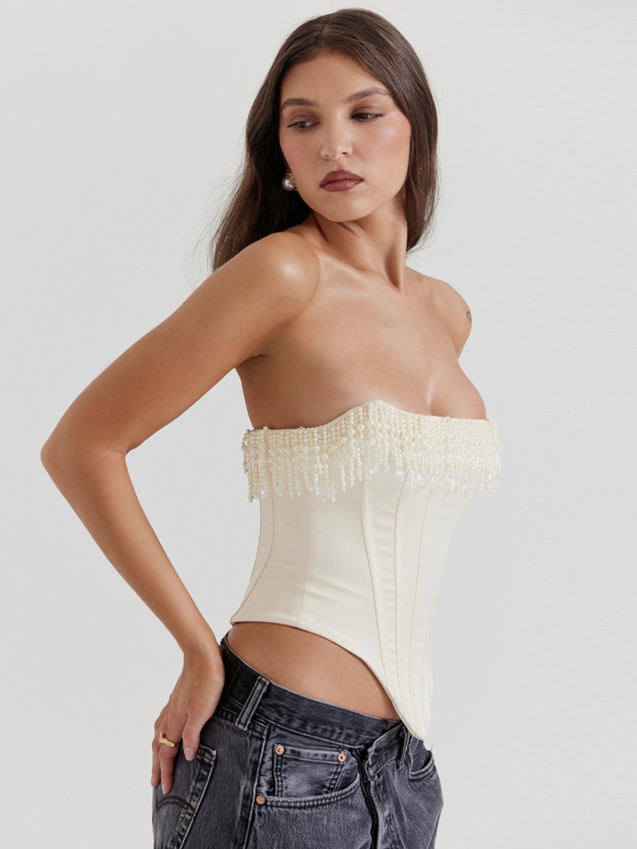 Modelo usando corset blanco elegante con perlas Veliara