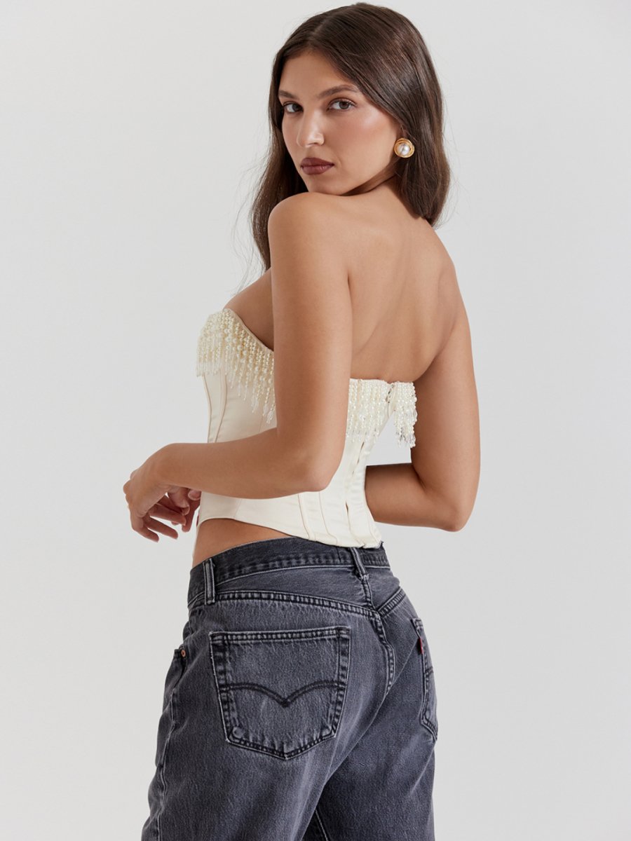 Modelo usando corset blanco elegante con perlas Veliara