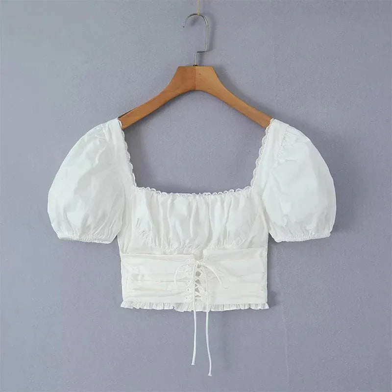 Modelo usando corset blanco de algodón con mangas bufantes – Veliara