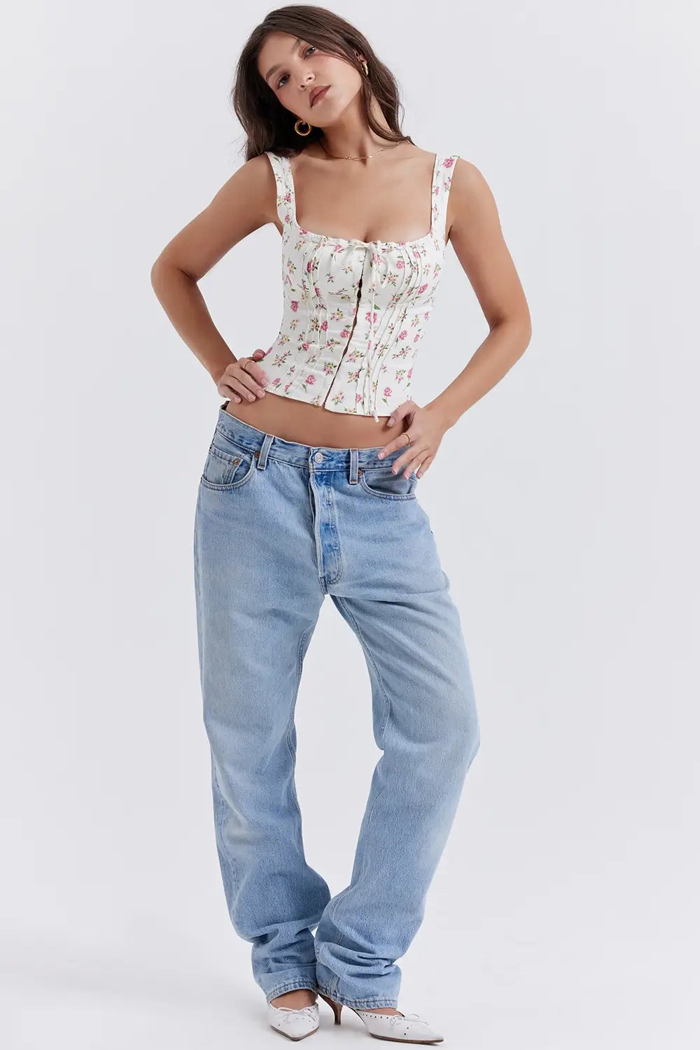 Modelo usando el Corset Aurélie en color Blanco Floral