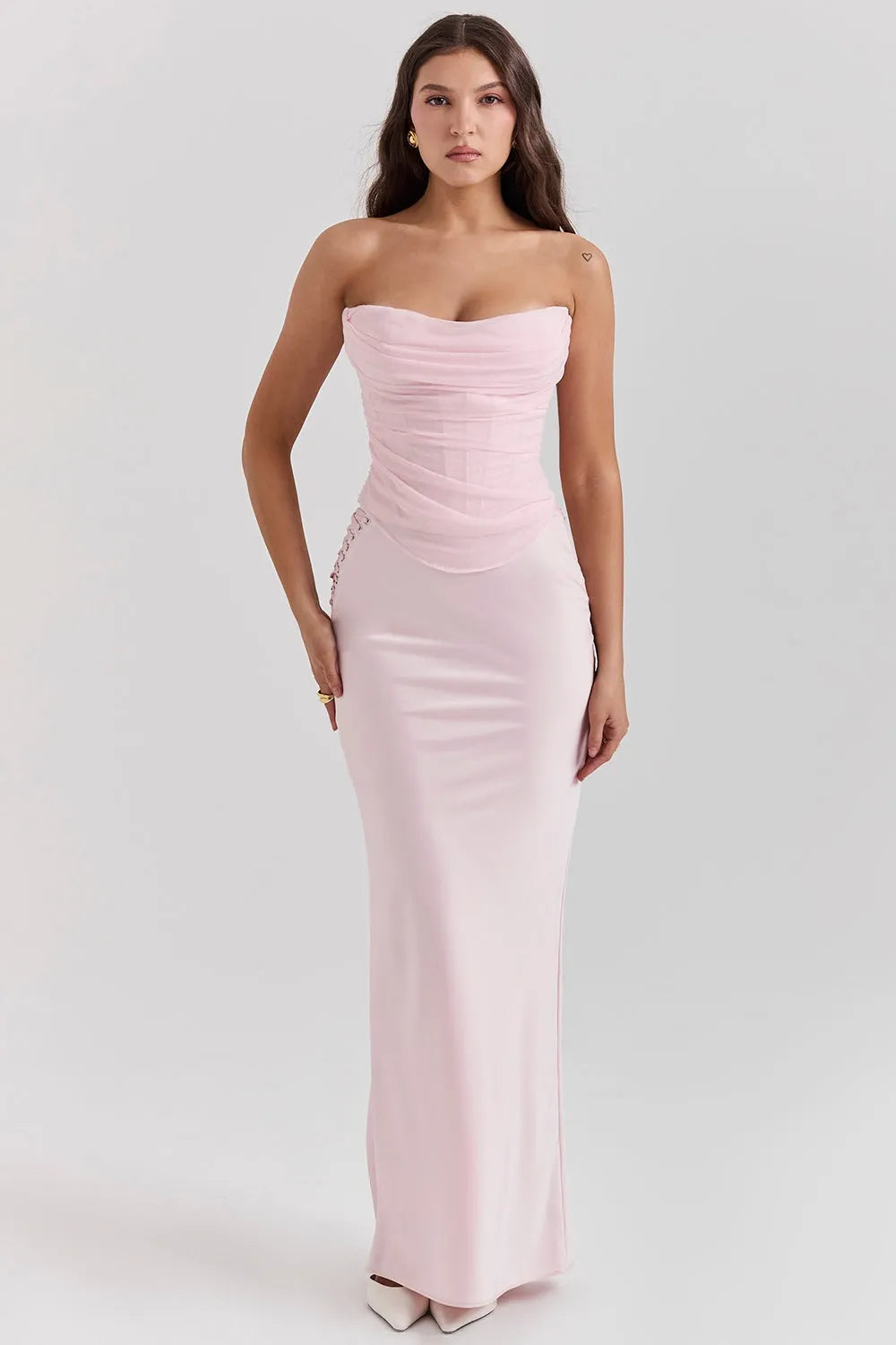 Modelo usando corset rosa elegante strapless Aryana