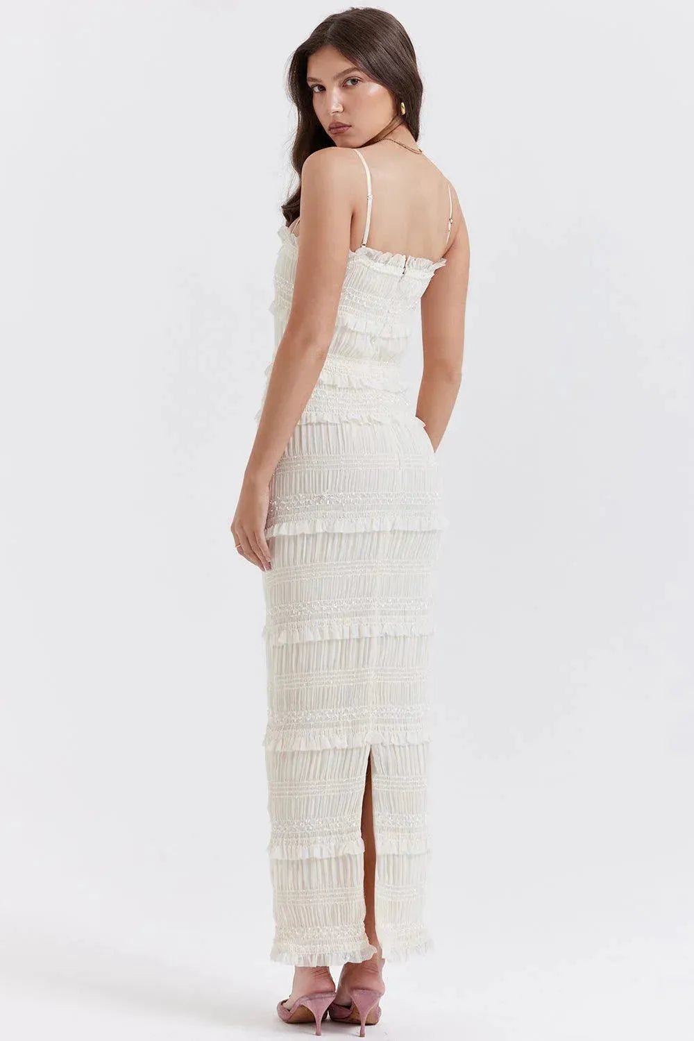 Modelo usando vestido blanco largo elegante con tirantes, ideal para boda civil