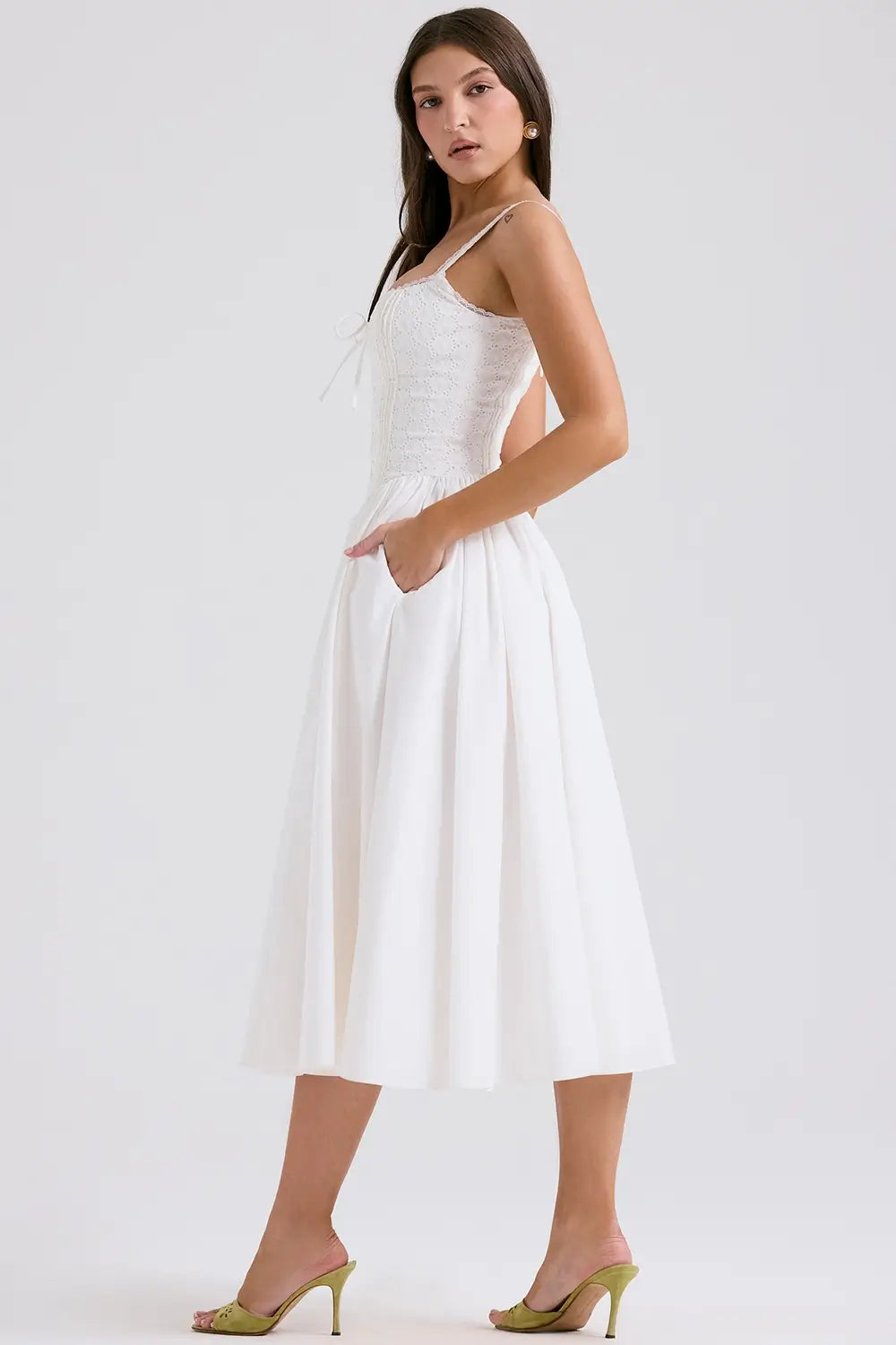 Modelo usando vestido blanco de encaje con tirantes y falda midi – Veliara