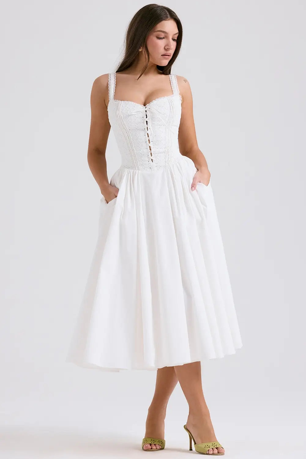 Modelo usando vestido blanco de encaje con tirantes y falda midi – Veliara