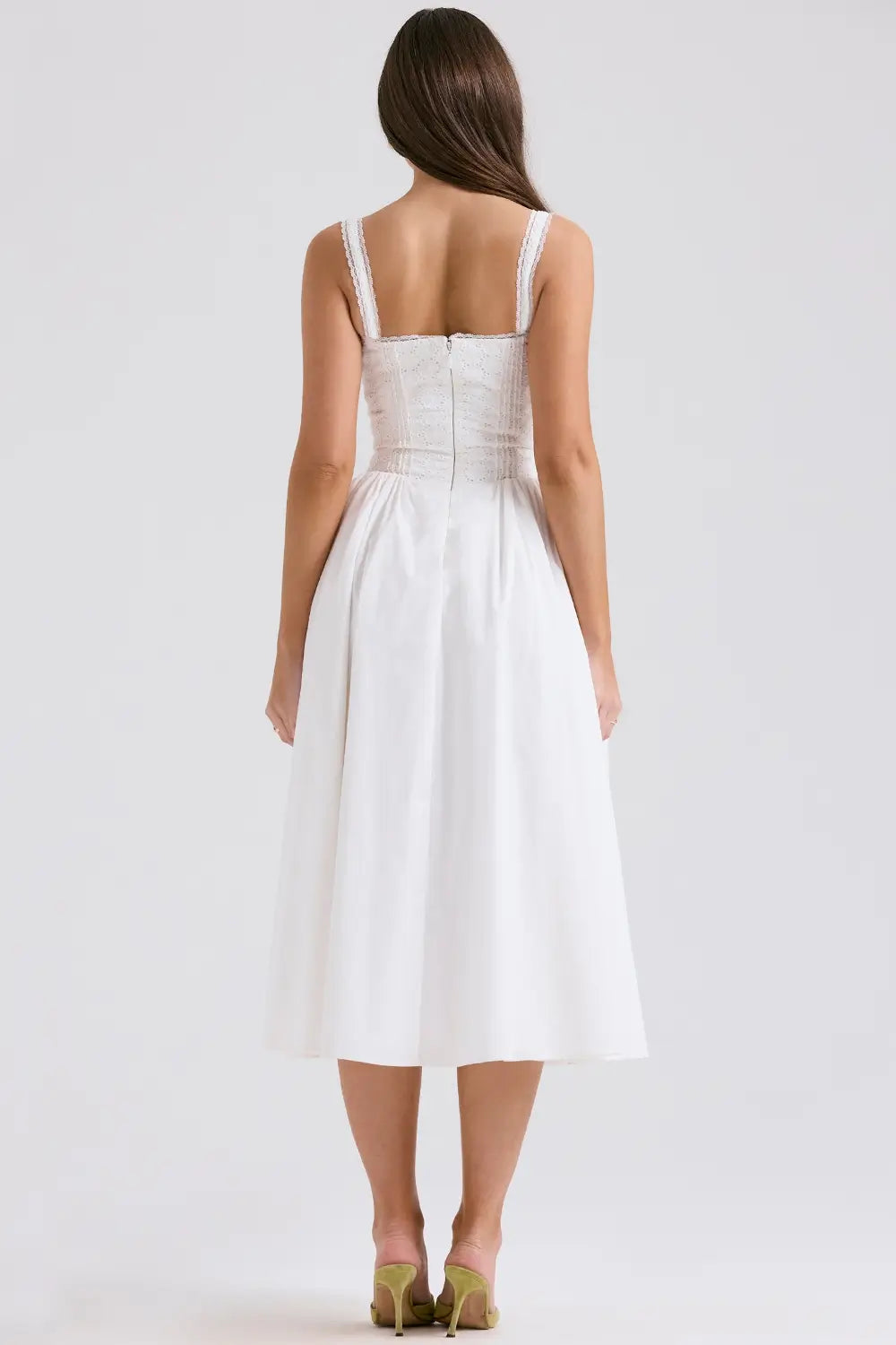 Modelo usando vestido blanco de encaje con tirantes y falda midi – Veliara