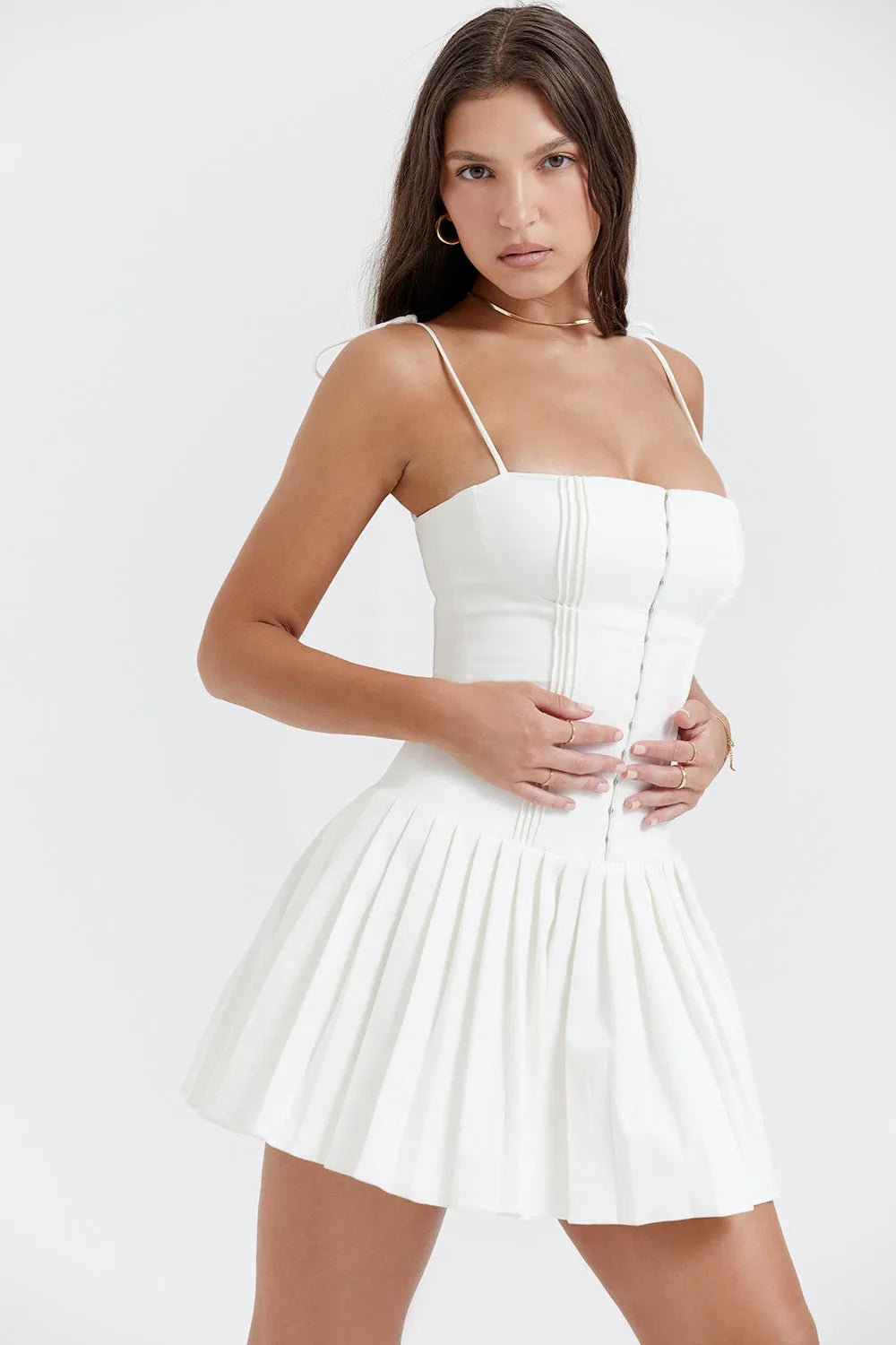 Modelo usando vestido corto blanco sencillo para boda civil – Amélie Fleur