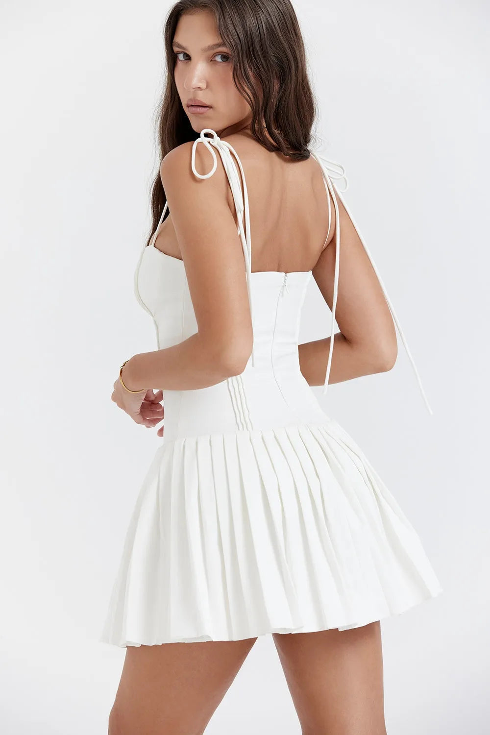 Modelo usando vestido corto blanco sencillo para boda civil – Amélie Fleur